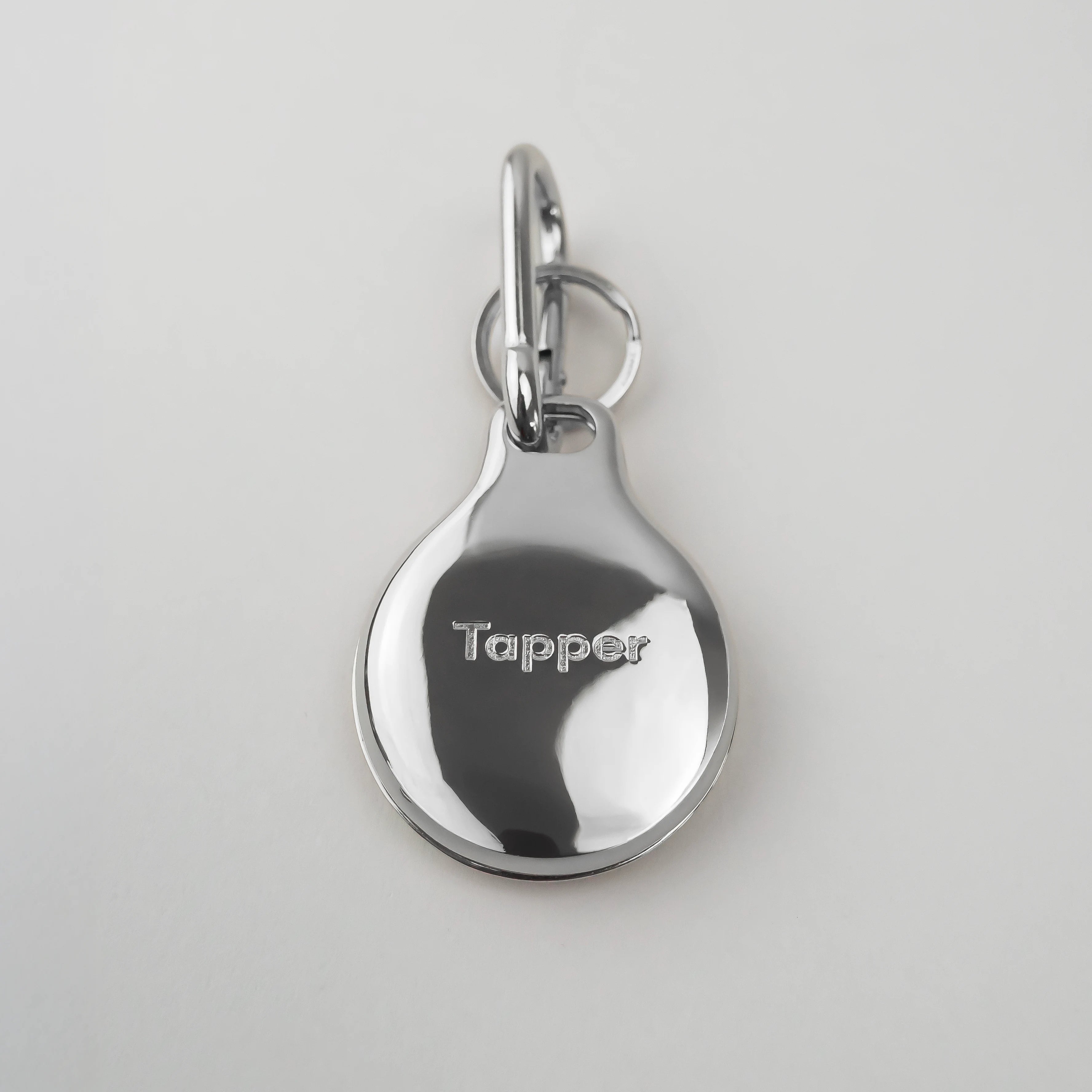 Silver Metal Plated AirTag Holder & Case – Luxurious and Secure – A refined metal carabiner case designed to elegantly secure your AirTag to keys, bags, luggage, and more. Crafted by Tapper in Sweden.