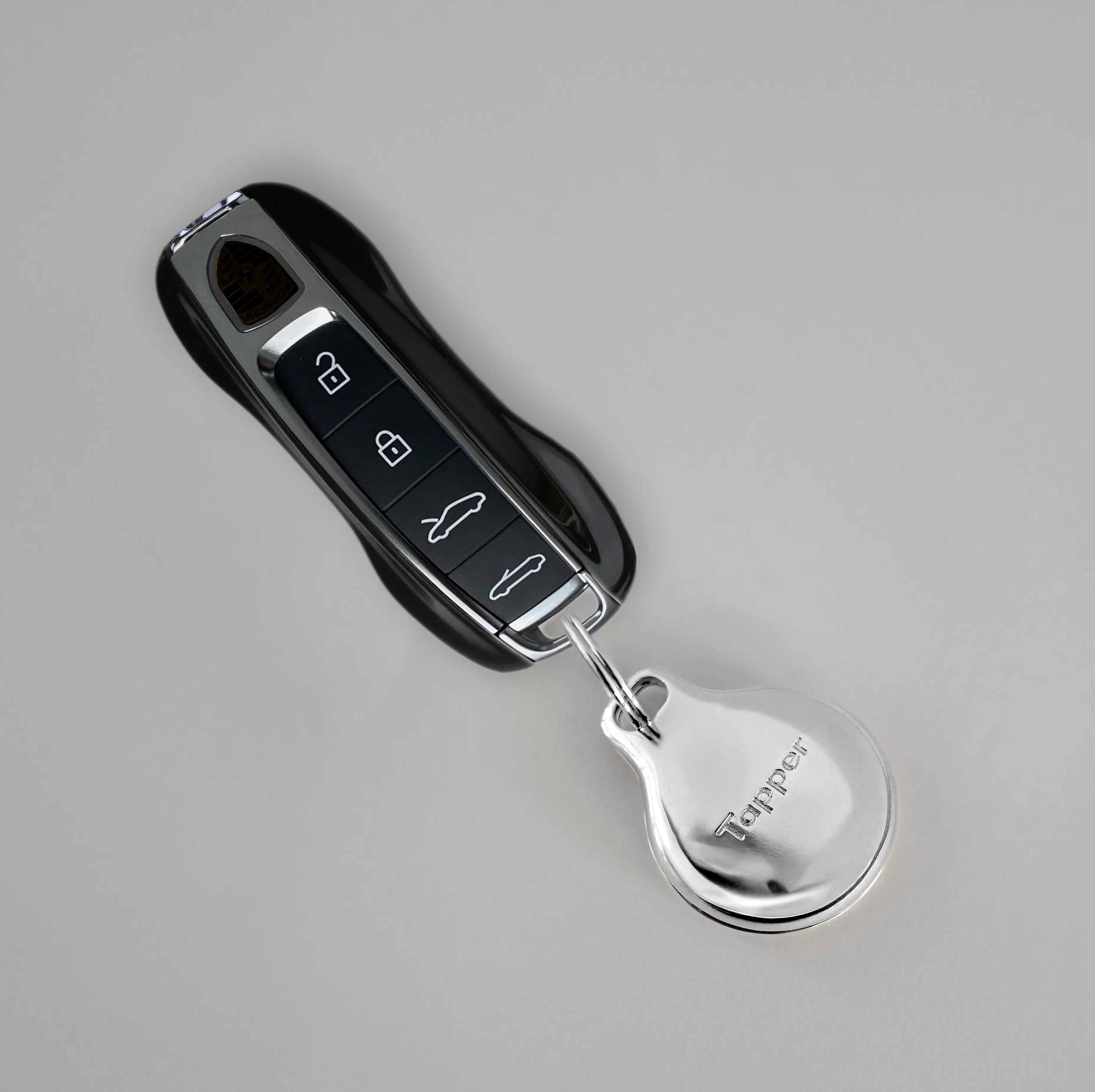 Silver Metal Plated AirTag Holder & Case – Luxurious and Secure – A refined metal carabiner case designed to elegantly secure your AirTag to car keys, bags, luggage, and more. Crafted by Tapper in Sweden.