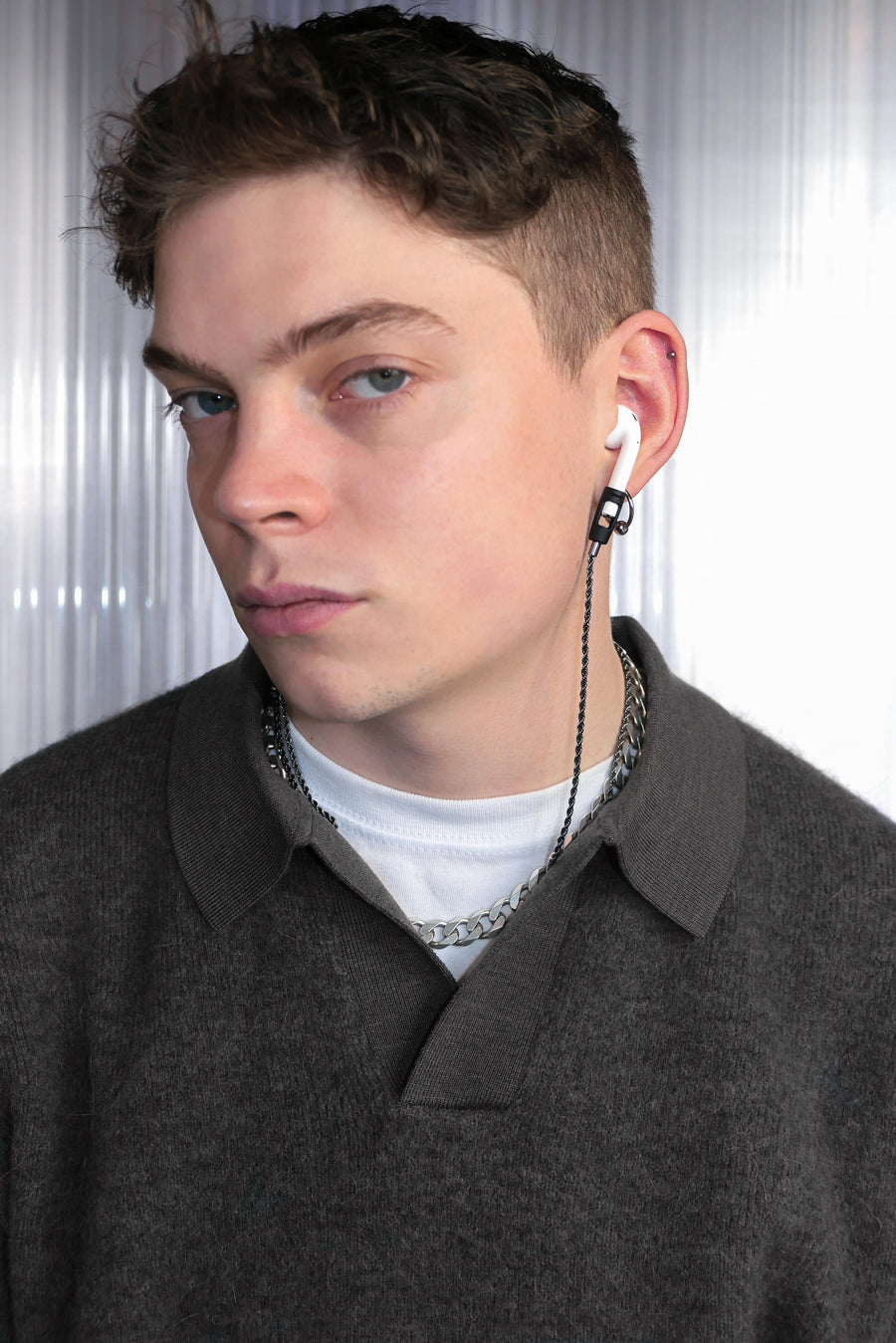 Tapper's real hematite black plated original rope chain jewelry necklace protects your Apple AirPods & AirPods Pro. The luxurious, elevated & accessible rope chain jewellery plated in precious metals snaps the AirPods around your neck. Lost your AirPods? Magnetic lock for convenient and hassle-free safekeeping around your neck. The next must-have & affordable AirPods accessory crafted for ultimate luxury. Compatible with AirPods & AirPods Pro. Designed in Sweden by Tapper. Free Shipping at gettapper.com