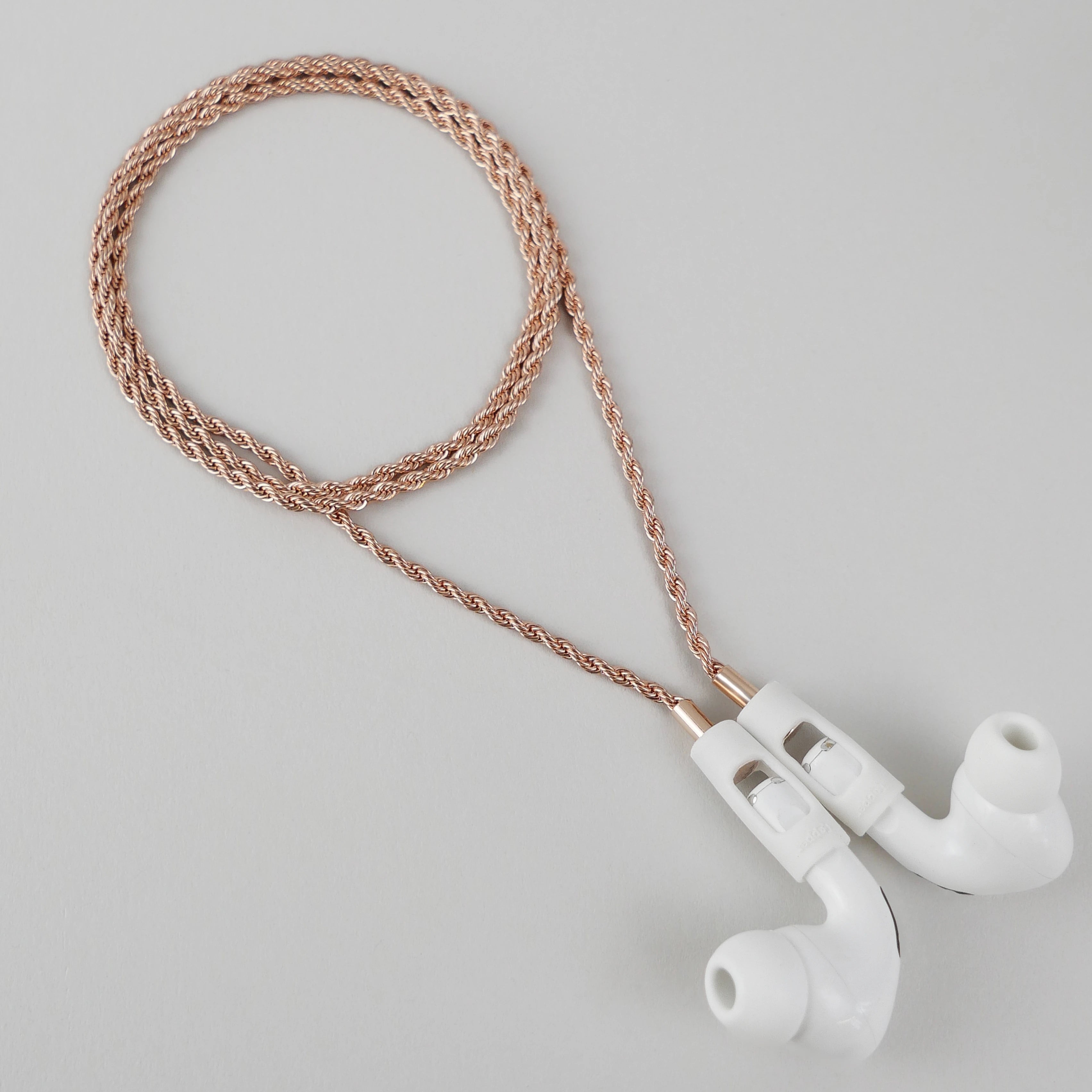 Tapper's real 18K rose gold plated original rope chain jewelry necklace protects your Apple AirPods & AirPods Pro. The luxurious, elevated & accessible rope chain jewellery plated in precious metals snaps the AirPods around your neck. Lost your AirPods? Magnetic lock for convenient and hassle-free safekeeping around your neck. The next must-have & affordable AirPods accessory crafted for ultimate luxury. Compatible with AirPods & AirPods Pro. Designed in Sweden by Tapper. Free Shipping at gettapper.com