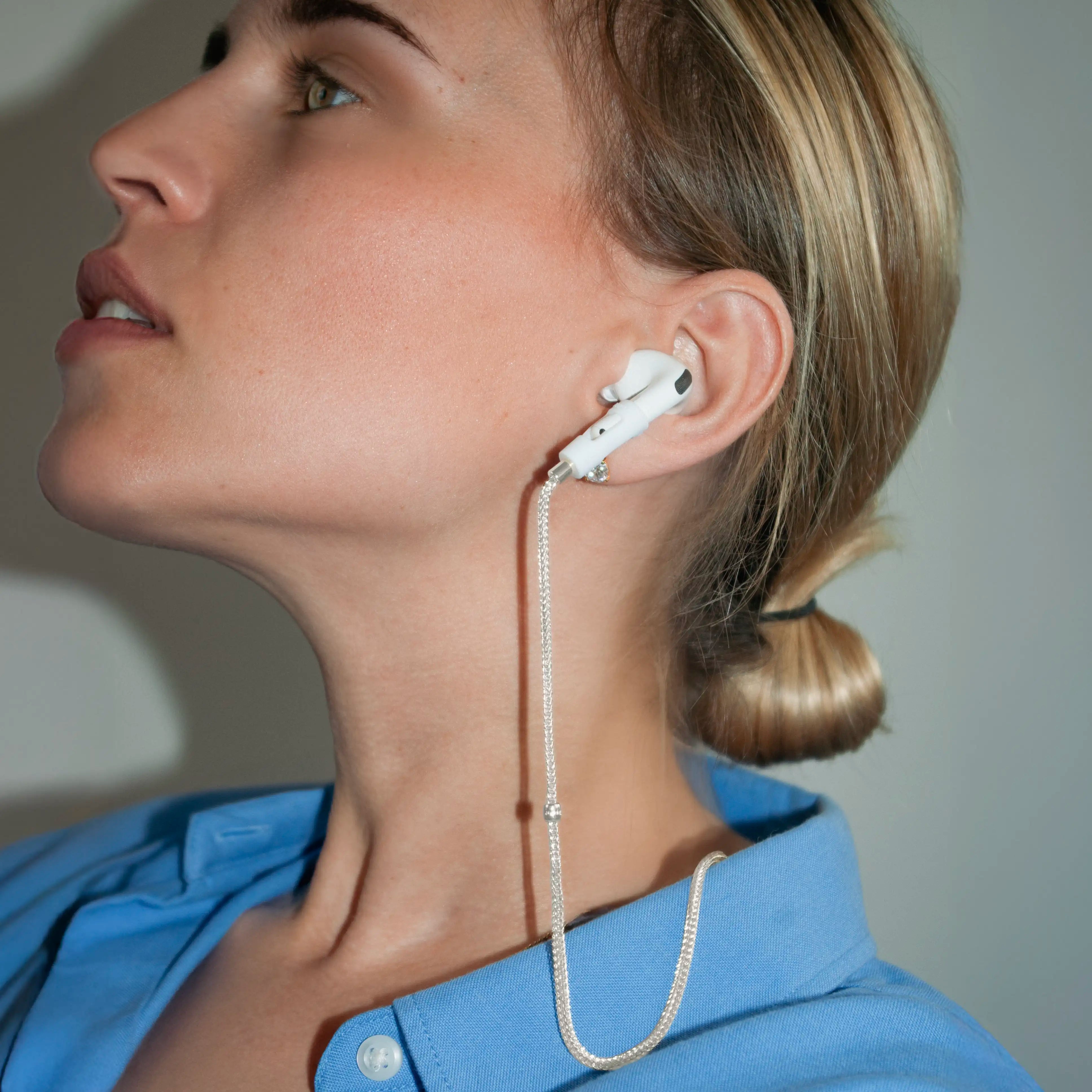 Tapper's real 925 silver plated original tech jewelry mesh chain protects your AirPods. The luxurious, elevated and accessible necklace plated in precious metals steps up your AirPod jewellery game. Worried about losing your AirPods? Magnetic lock for convenient and hassle-free safekeeping around the neck. The next must-have AirPods accessory crafted for ultimate luxury. Compatible with all generations of Apple AirPods and AirPods Pro. Designed in Sweden by Tapper. Free Express Shipping at gettapper.com