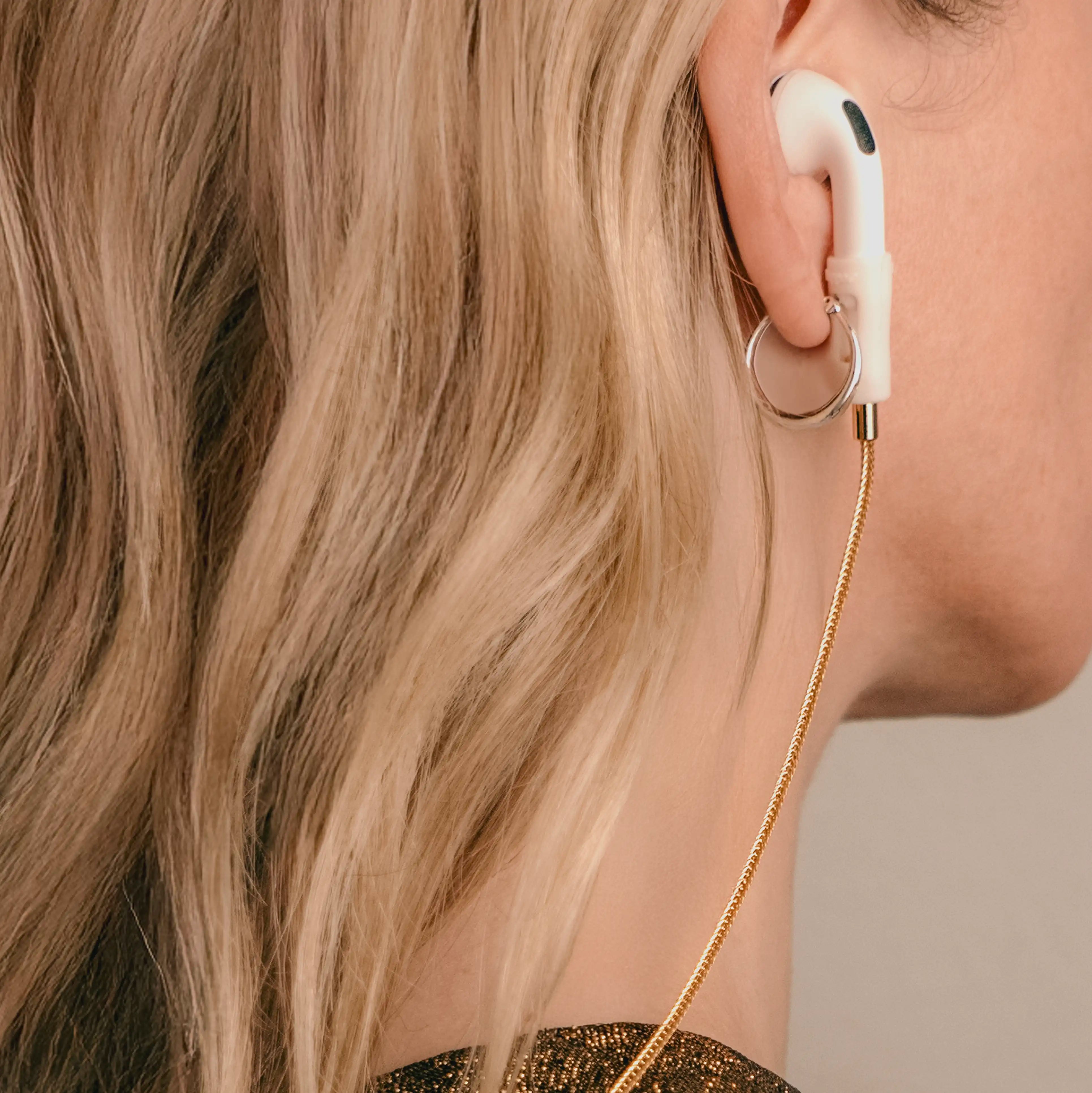 Tapper's real 18K gold plated original tech jewelry mesh chain protects your AirPods. The luxurious, elevated and accessible necklace plated in precious metals steps up your AirPod jewellery game. Worried about losing your AirPods? Magnetic lock for convenient and hassle-free safekeeping around the neck. The next must-have AirPods accessory crafted for ultimate luxury. Compatible with all generations of Apple AirPods and AirPods Pro. Designed in Sweden by Tapper. Free Express Shipping at gettapper.com
