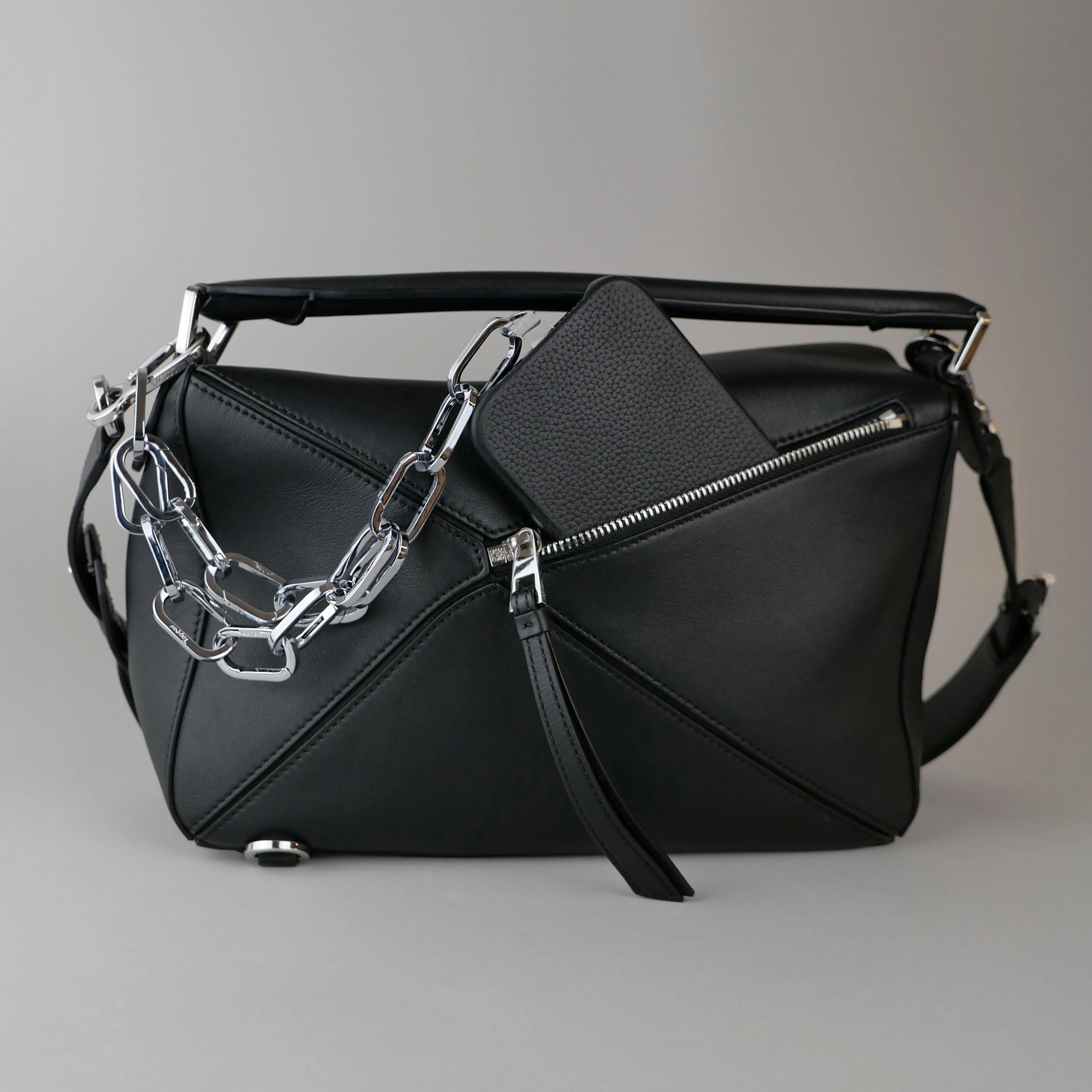 Tapper's Adjustable Phone Carabiner Wristlet Strap is an elevated metal phone wrist chain colored in Silver, designed to complement your phone case and your jewellery. Combine style with function by securing your phone to your wrist, belt loop or bag, protecting it from drops and falls as well as keeping it safe from pickpocketing. When not in use as a phone chain, adjust the carabiner links and use it as a bracelet or necklace instead. Compatible with all phone cases (iPhone, Samsung, Xiaomi, Oppo,Vivo