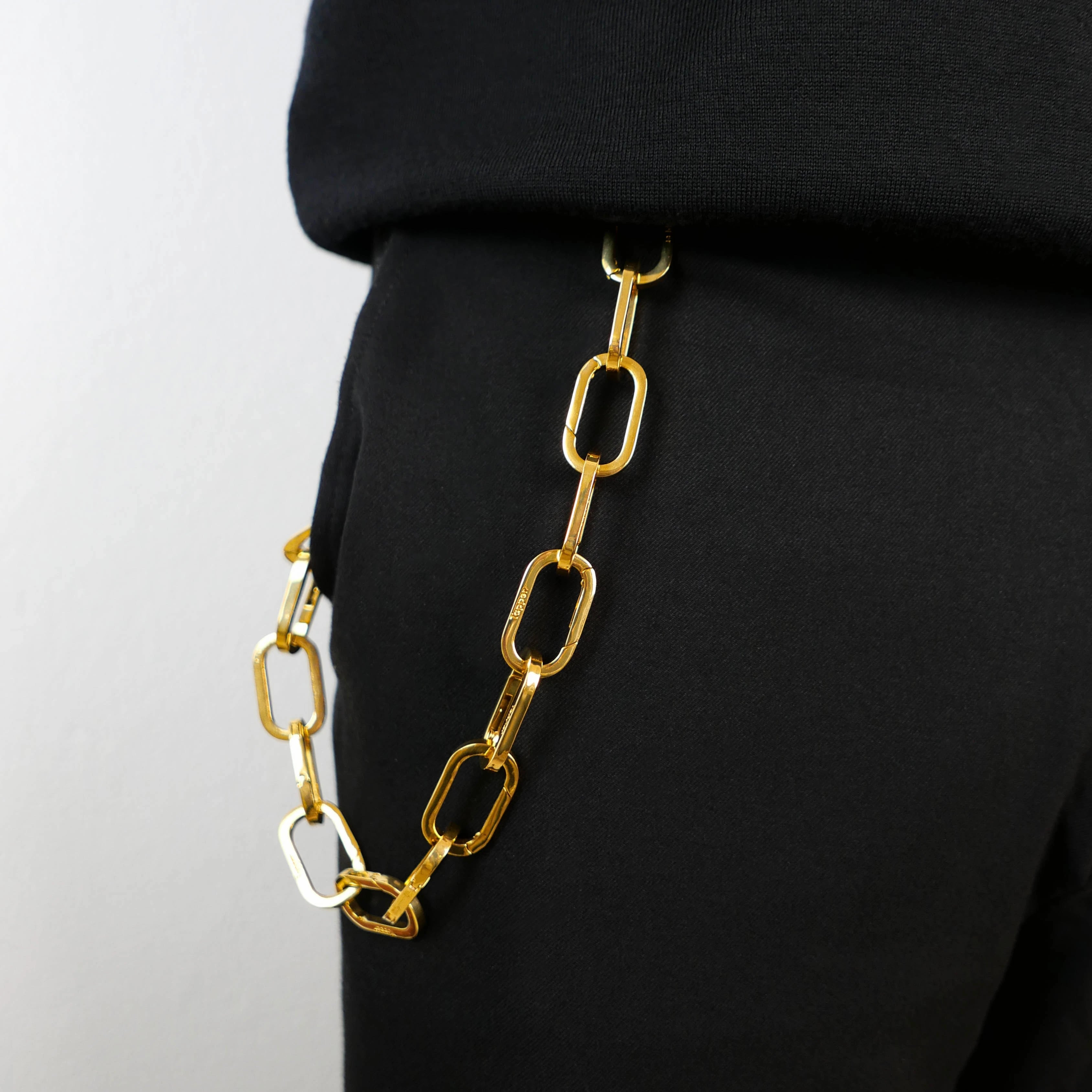 Tapper's Adjustable Phone Carabiner Wristlet Strap is an elevated metal phone wrist chain plated in 18k gold, designed to complement your phone case and your jewellery. Combine style with function by securing your phone to your wrist, belt loop or bag, protecting it from drops and falls as well as keeping it safe from pickpocketing. When not in use as a phone chain, adjust the carabiner links and use it as a bracelet or necklace instead. Compatible with all phone cases (iPhone, Samsung, Xiaomi, Oppo,Vivo