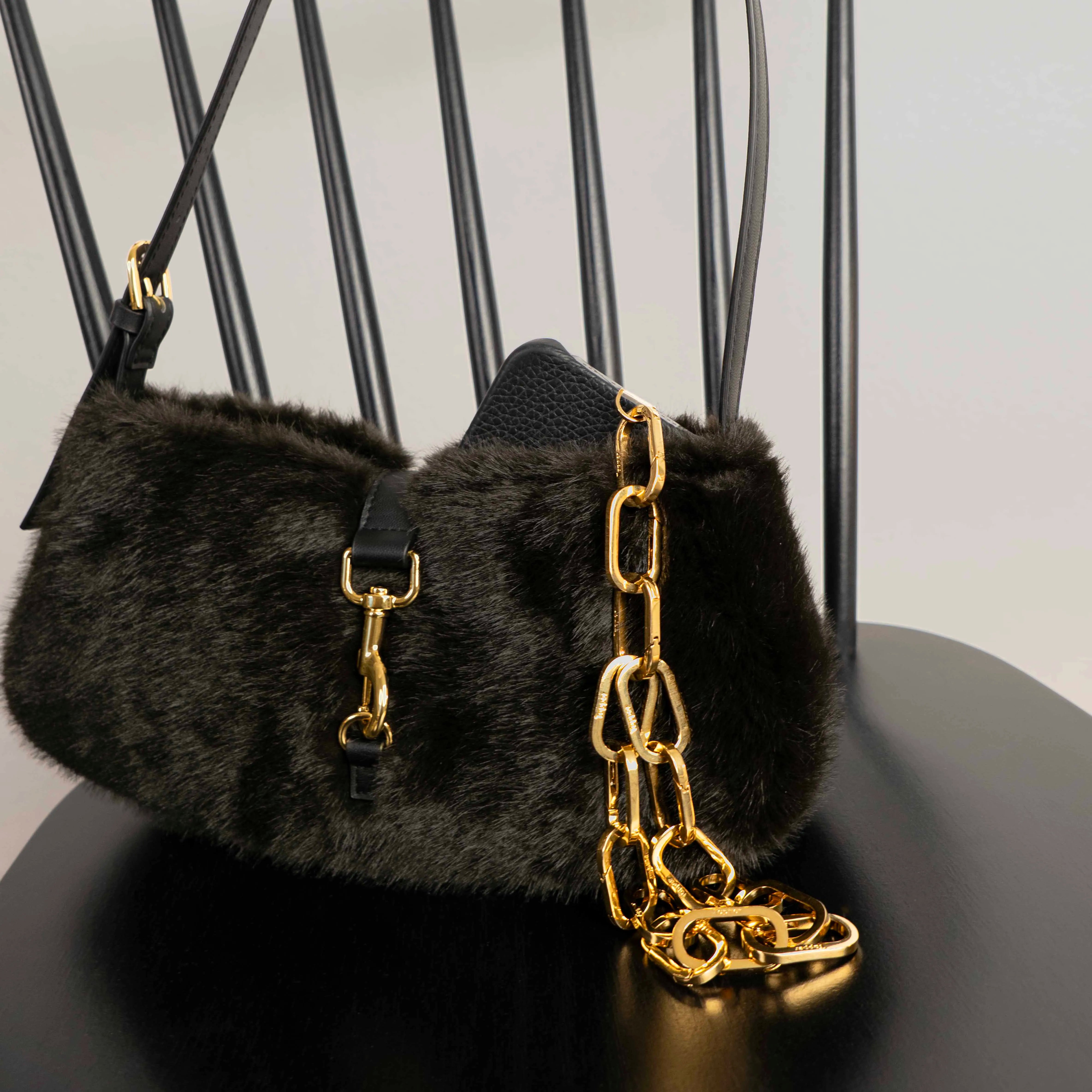 Tapper's Adjustable Phone Carabiner Wristlet Strap is an elevated metal phone wrist chain plated in 18k gold, designed to complement your phone case and your jewellery. Combine style with function by securing your phone to your wrist, belt loop or bag, protecting it from drops and falls as well as keeping it safe from pickpocketing. When not in use as a phone chain, adjust the carabiner links and use it as a bracelet or necklace instead. Compatible with all phone cases (iPhone, Samsung, Xiaomi, Oppo,Vivo