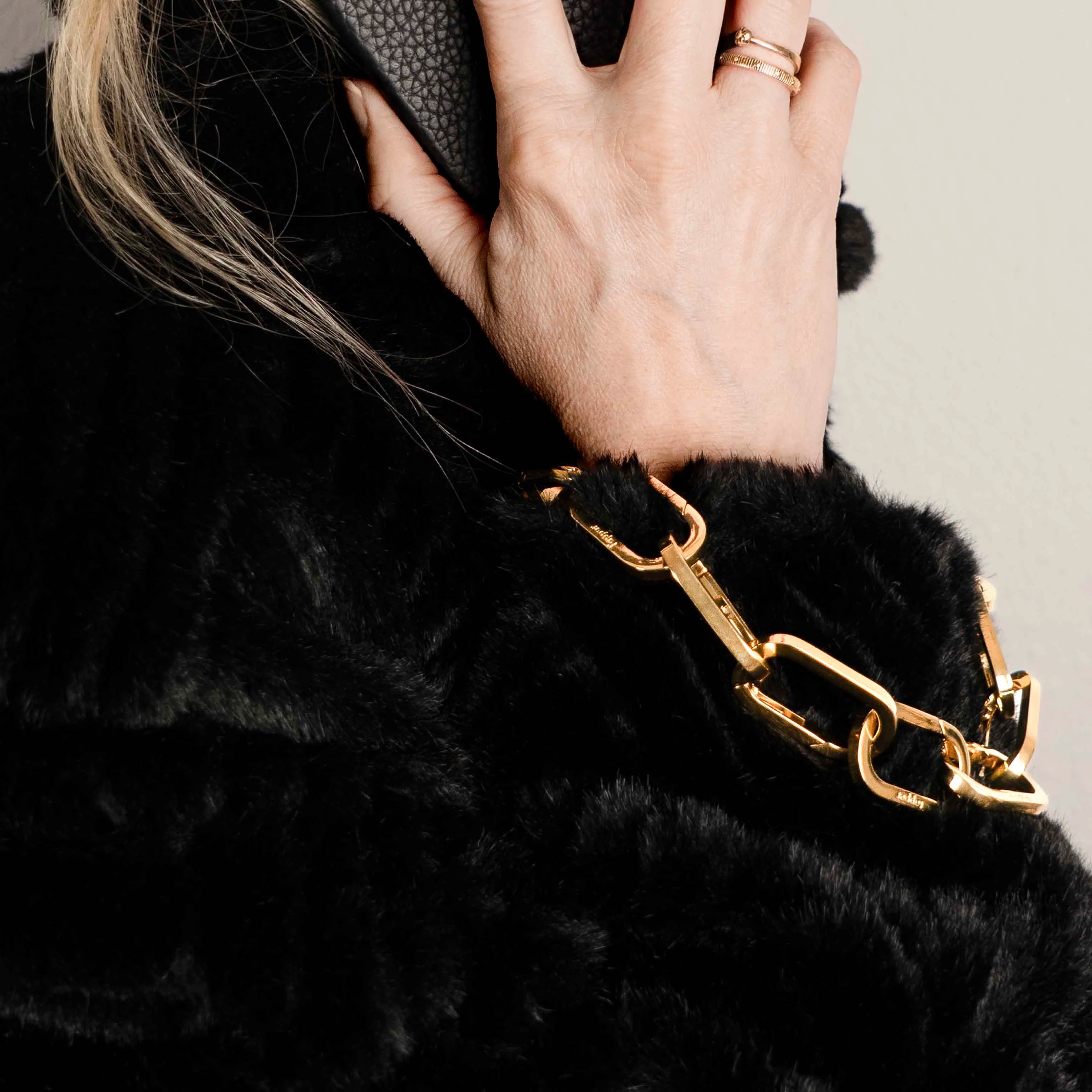 Tapper's Adjustable Phone Carabiner Wristlet Strap is an elevated metal phone wrist chain plated in 18k gold, designed to complement your phone case and your jewellery. Combine style with function by securing your phone to your wrist, belt loop or bag, protecting it from drops and falls as well as keeping it safe from pickpocketing. When not in use as a phone chain, adjust the carabiner links and use it as a bracelet or necklace instead. Compatible with all phone cases (iPhone, Samsung, Xiaomi, Oppo,Vivo