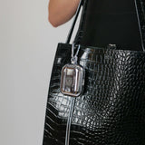 Tapper's real 925 silver plated original metal neck case tech jewelry protects and keeps your Apple AirPods Pro close at hand. The luxurious, elevated and accessible neck case plated in precious metals steps up your AirPods Pro jewellery game. Worried about losing your AirPods? Detachable snake chain and carabiner for convenient and hassle-free safekeeping around your neck. The next must-have accessory crafted for ultimate luxury. Compatible with AirPods Pro. Designed in Sweden. Free Express Shipping.