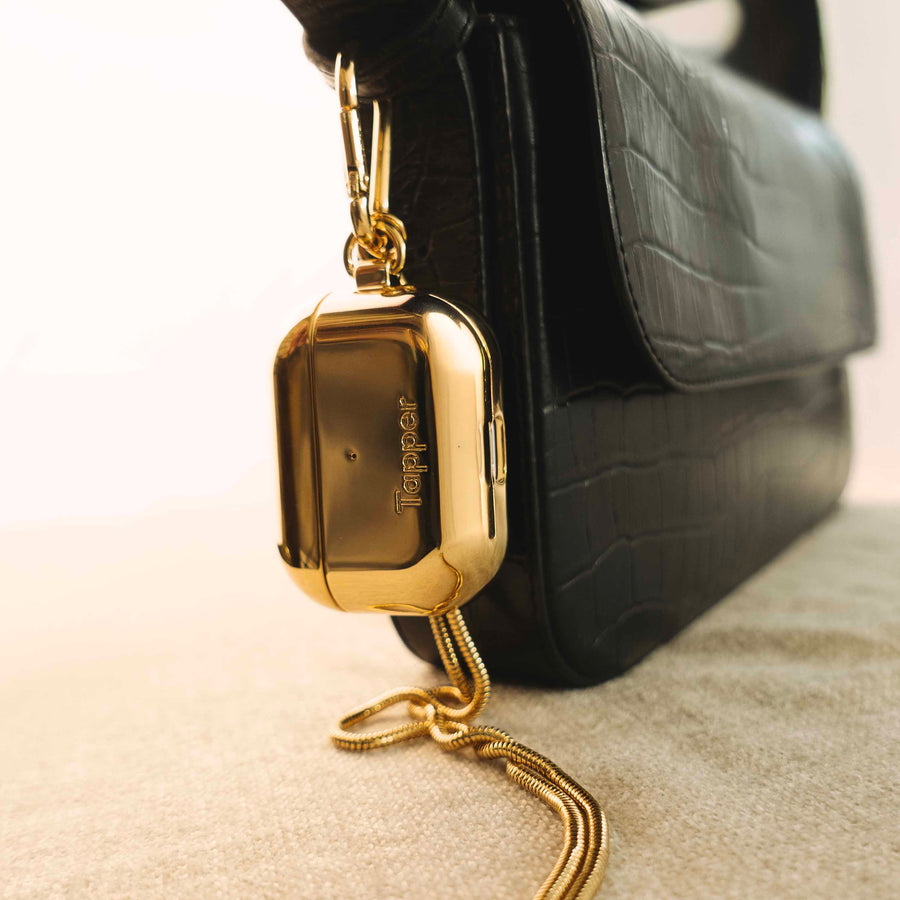 18k gold plated carabiner case for AirPods Pro generation 1 and 2. A refined metal case plated in precious 18k gold. Use it as a bag charm and hang it on your handbag or purse. Designed in Sweden