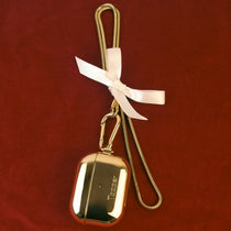 Tapper's real 18K gold plated original metal neck case jewelry protects your Apple AirPods Pro. Luxurious, elevated & accessible AirPods Pro jewellery plated in precious metals. Worried about losing your AirPods Pro? Detachable snake chain and carabiner for convenient and hassle-free safekeeping around your neck. The next must-have AirPods Pro accessory crafted for ultimate luxury. Compatible with AirPods Pro. Designed in Sweden by Tapper. Free Express Shipping at gettapper.com