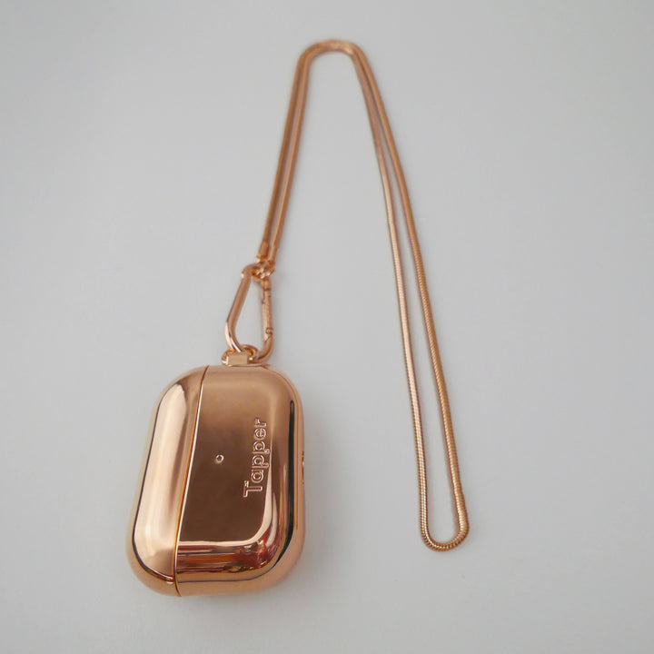 Tapper's 18K Rose Gold plated original metal neck case jewelry protects your Apple AirPods Pro. Luxurious, elevated & accessible AirPods Pro jewellery plated in precious metals. Worried about losing your AirPods Pro? Detachable snake chain and carabiner for convenient and hassle-free safekeeping around your neck. The next must-have AirPods Pro accessory crafted for ultimate luxury. Compatible with AirPods Pro. Designed in Sweden by Tapper. Free Express Shipping at gettapper.com