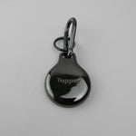 Black Metal Plated AirTag Holder & Case – Luxurious and Secure – A refined metal carabiner case designed to elegantly secure your AirTag to keys, bags, luggage, and more. Crafted by Tapper in Sweden.