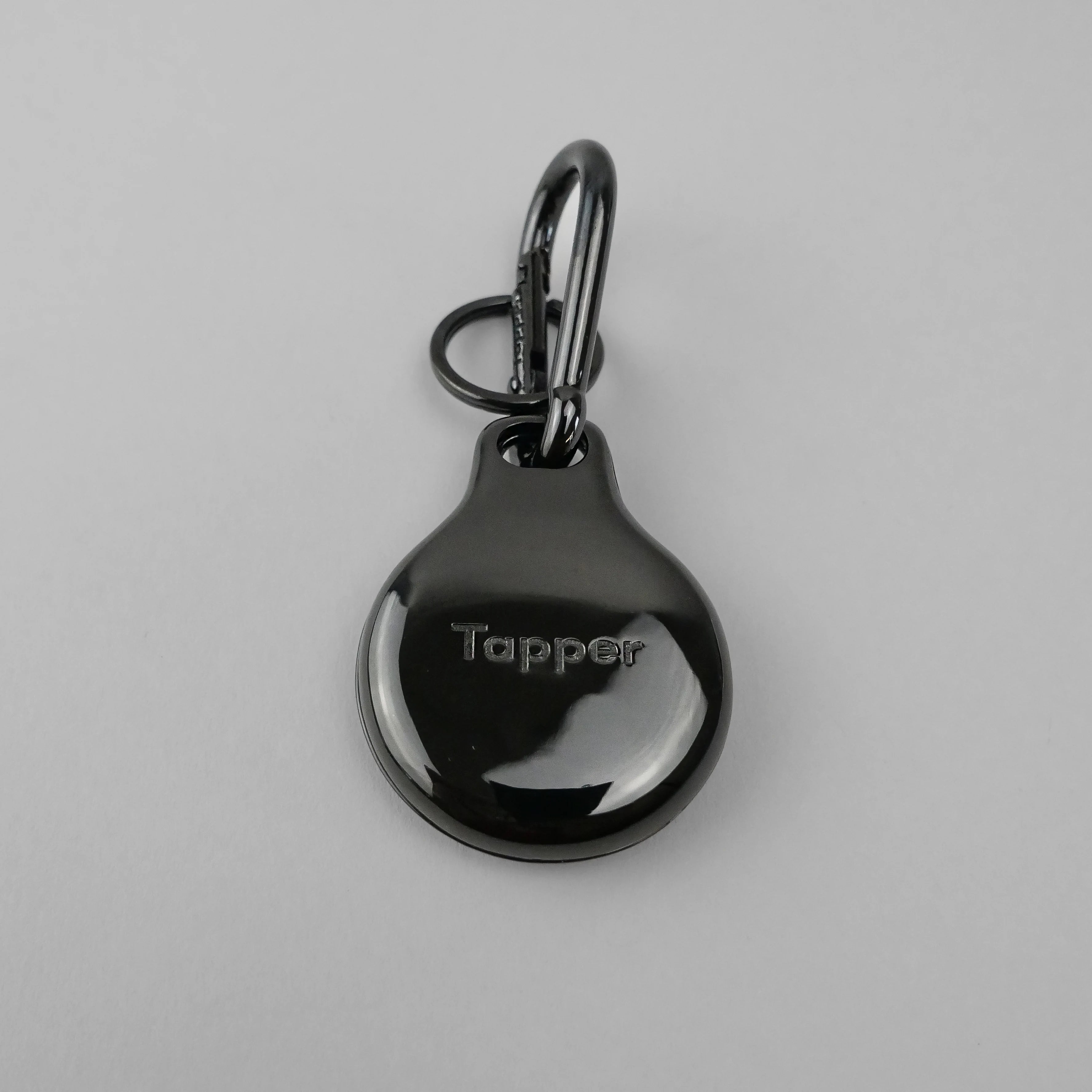 Black Metal Plated AirTag Holder & Case – Luxurious and Secure – A refined metal carabiner case designed to elegantly secure your AirTag to keys, bags, luggage, and more. Crafted by Tapper in Sweden.