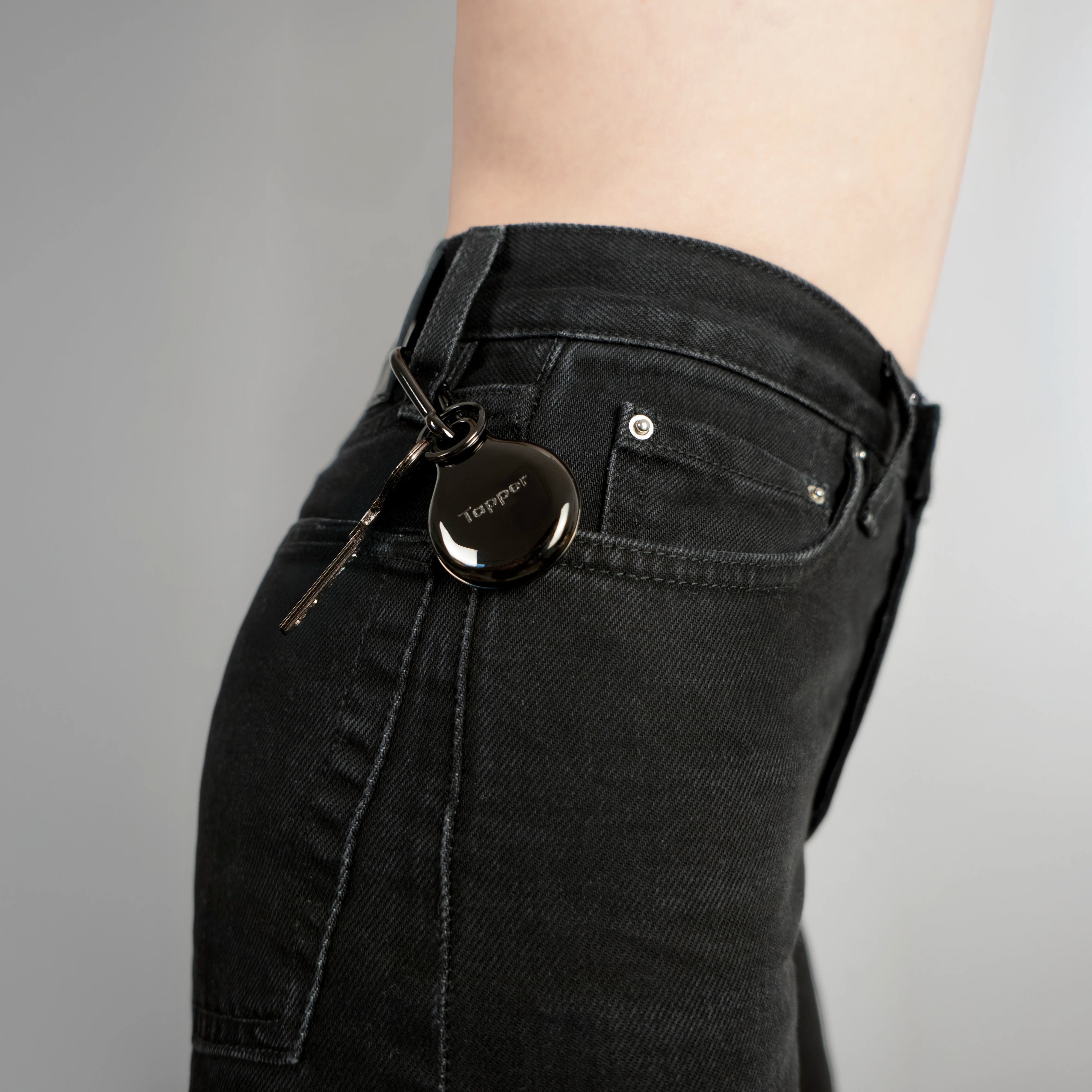 Black Metal Plated AirTag Holder & Case – Luxurious and Secure – A refined metal carabiner case designed to elegantly secure your AirTag to keys, bags, luggage, and more. Crafted by Tapper in Sweden.