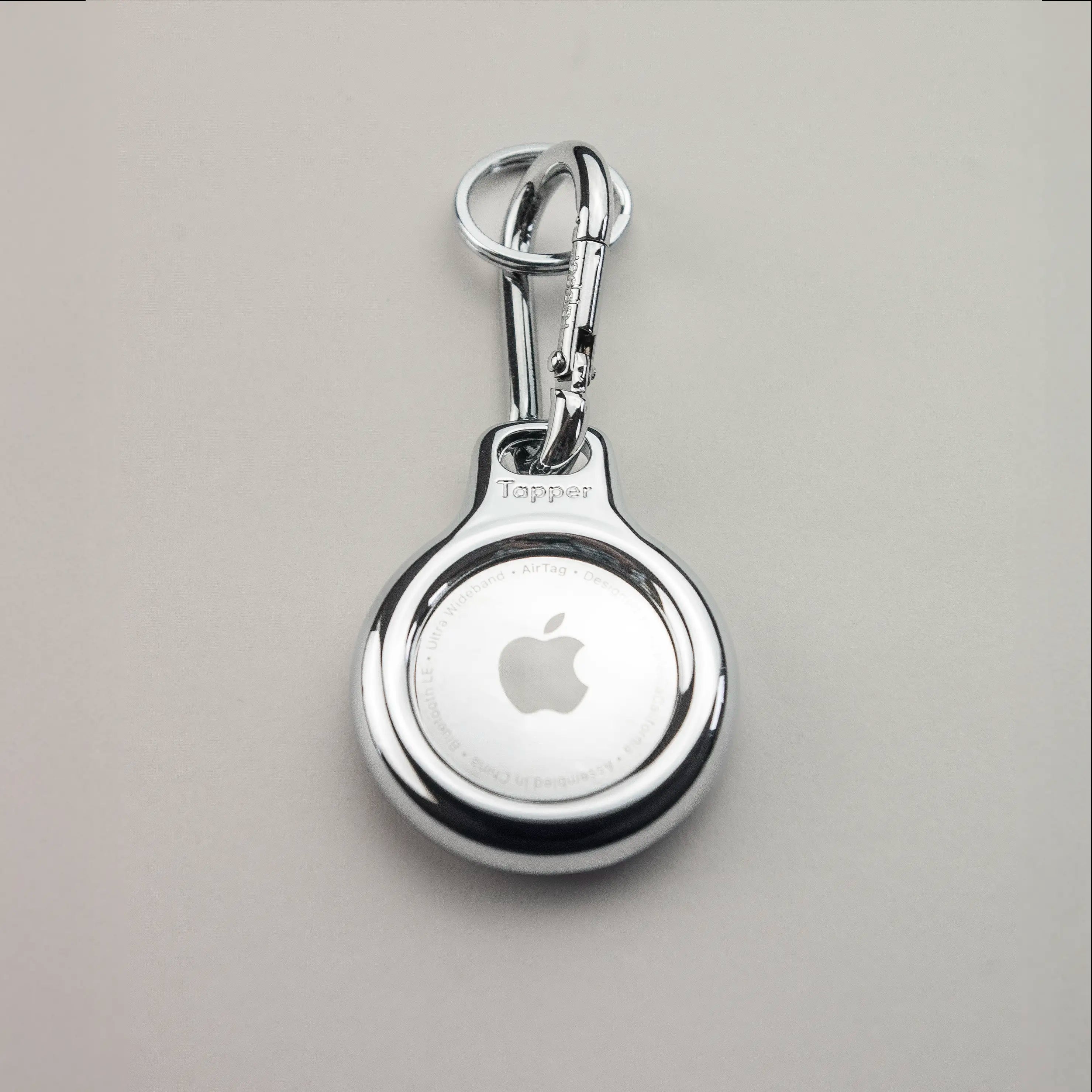 Silver Metal Plated AirTag Holder & Case – Luxurious and Secure – A refined metal carabiner case designed to elegantly secure your AirTag to keys, bags, luggage, and more. Crafted by Tapper in Sweden.
