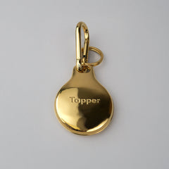 18K Gold Plated AirTag Holder & Case – Luxurious and Secure – A refined metal carabiner case designed to elegantly secure your AirTag to keys, bags, luggage, and more. Crafted by Tapper in Sweden.