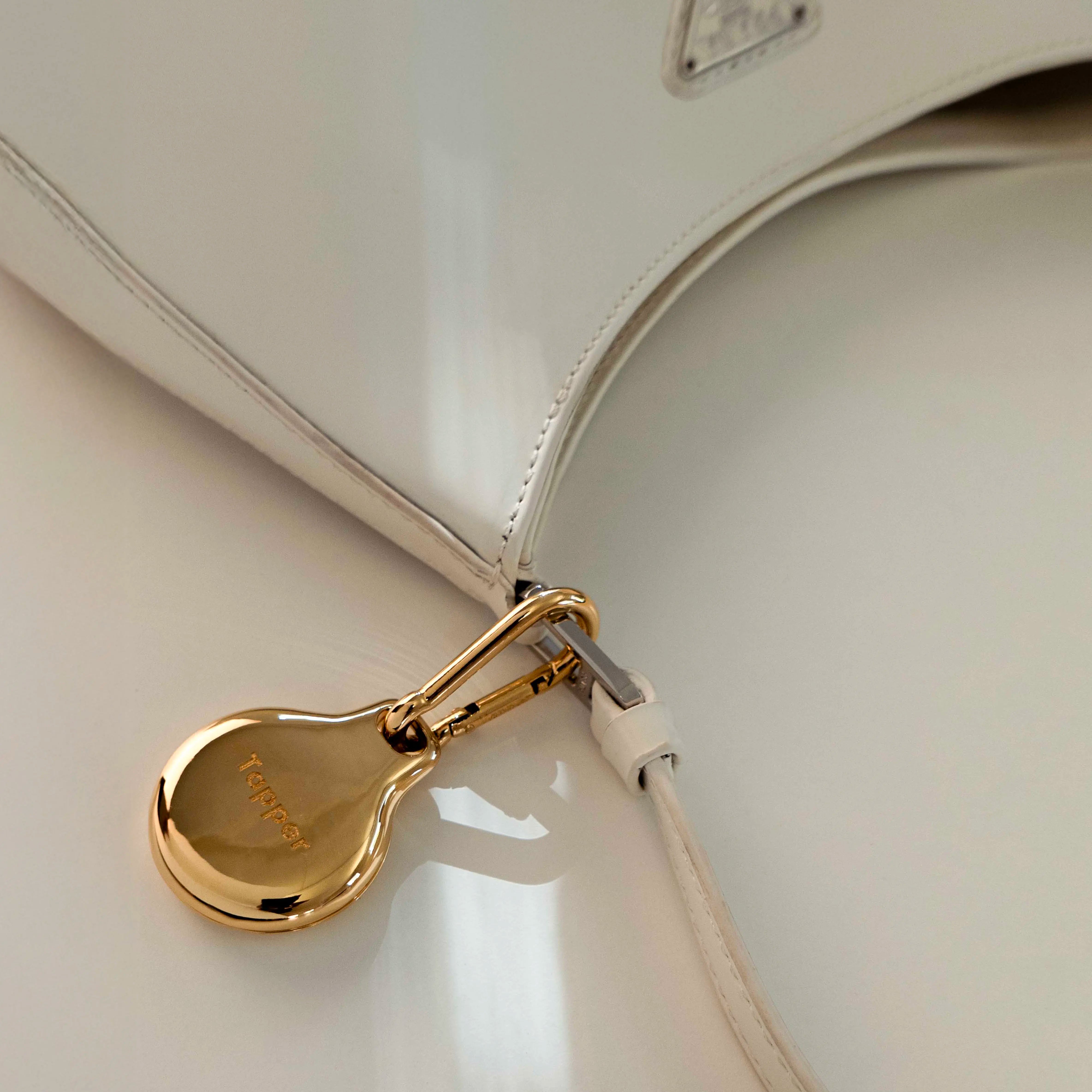 18K Gold Plated AirTag Holder & Case – Luxurious and Secure – A refined metal carabiner case designed to elegantly secure your AirTag to keys, bags, luggage, and more. Crafted by Tapper in Sweden.