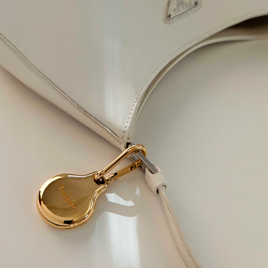 18K Gold Plated AirTag Holder & Case – Luxurious and Secure – A refined metal carabiner case designed to elegantly secure your AirTag to keys, bags, luggage, and more. Crafted by Tapper in Sweden.