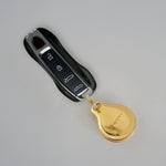 18K Gold Plated AirTag Holder & Case – Luxurious and Secure – A refined metal carabiner case designed to elegantly secure your AirTag to car keys, bags, luggage, and more. Crafted by Tapper in Sweden.