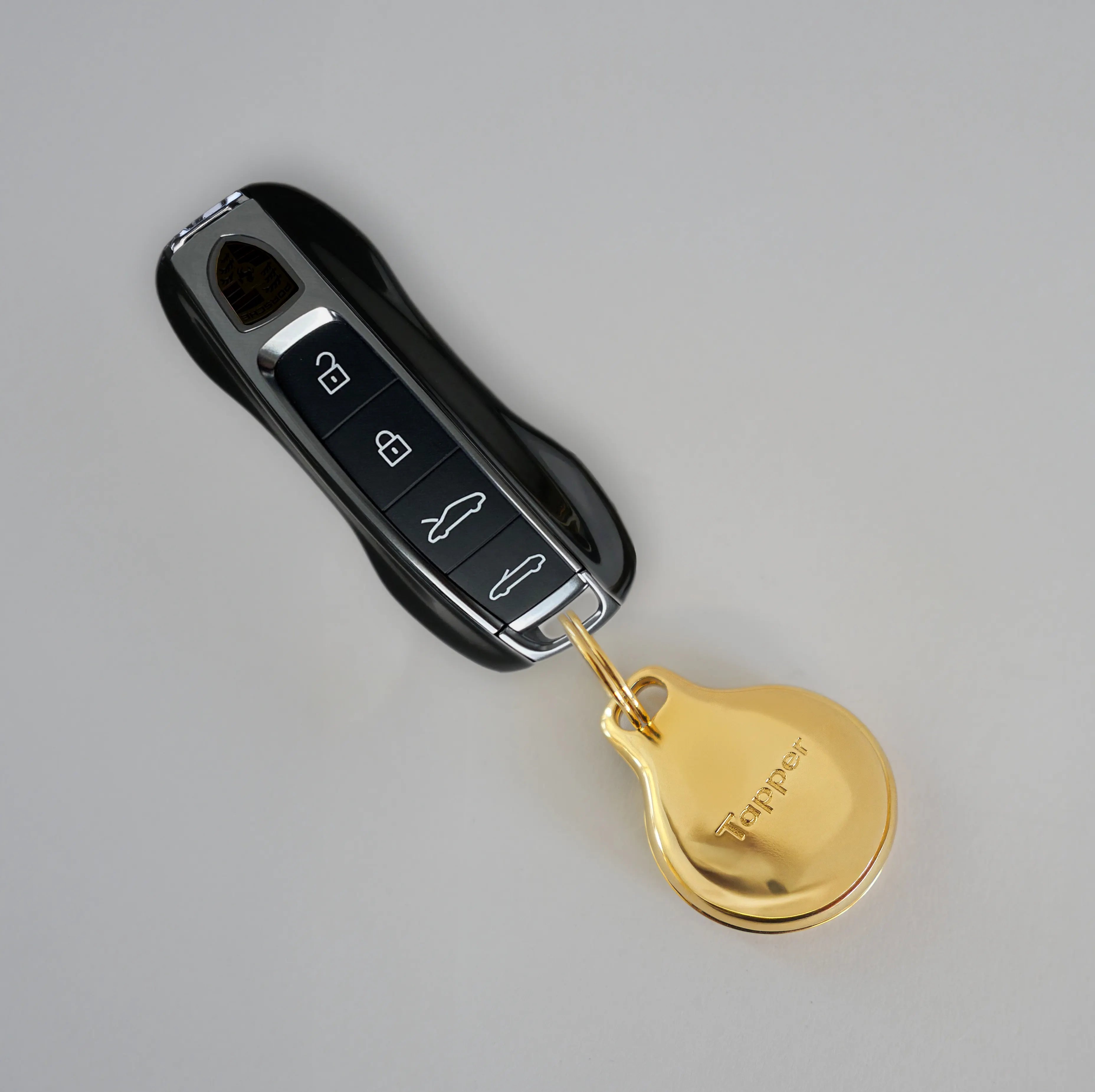 18K Gold Plated AirTag Holder & Case – Luxurious and Secure – A refined metal carabiner case designed to elegantly secure your AirTag to car keys, bags, luggage, and more. Crafted by Tapper in Sweden.