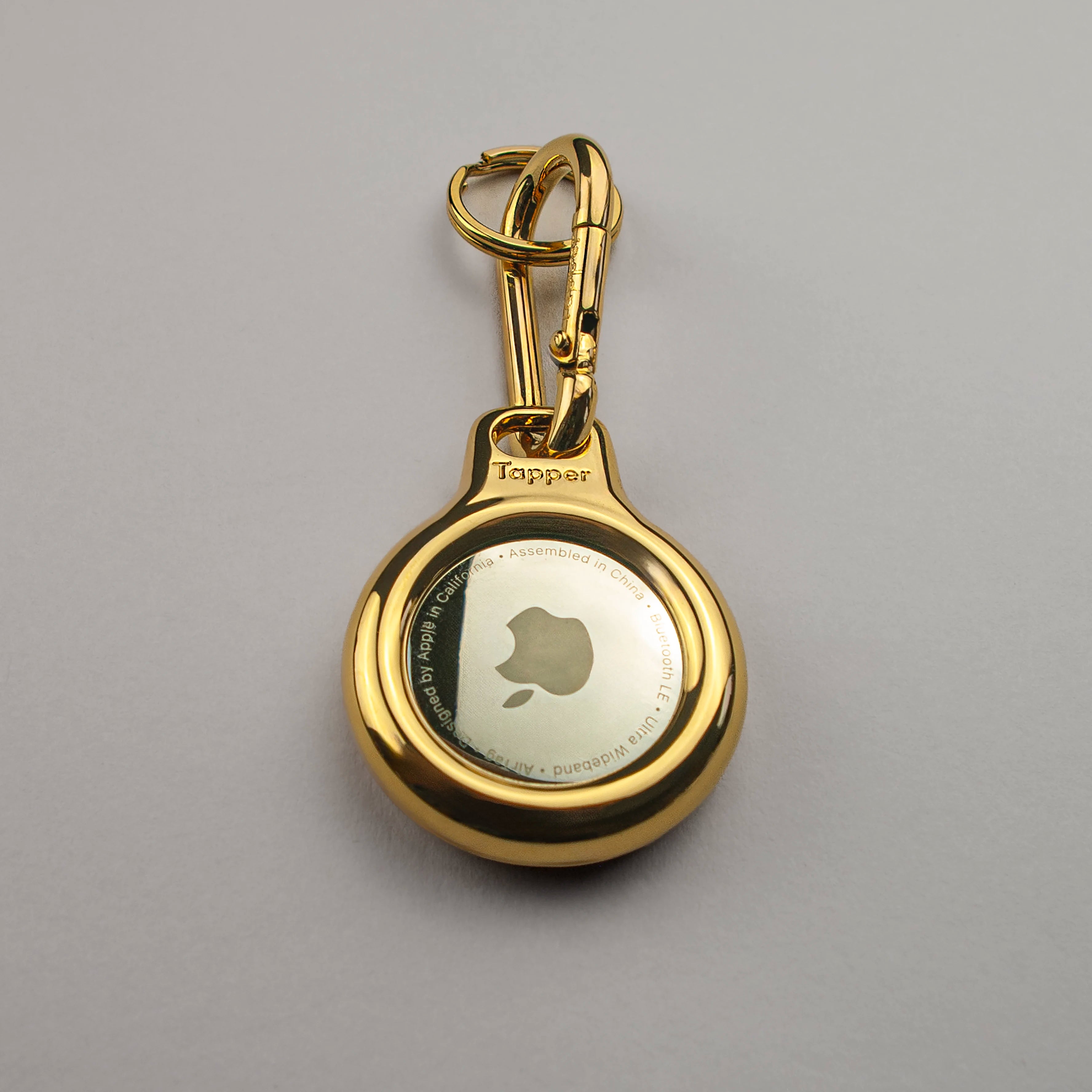 18K Gold Plated AirTag Holder & Case – Luxurious and Secure – A refined metal carabiner case designed to elegantly secure your AirTag to keys, bags, luggage, and more. Crafted by Tapper in Sweden.