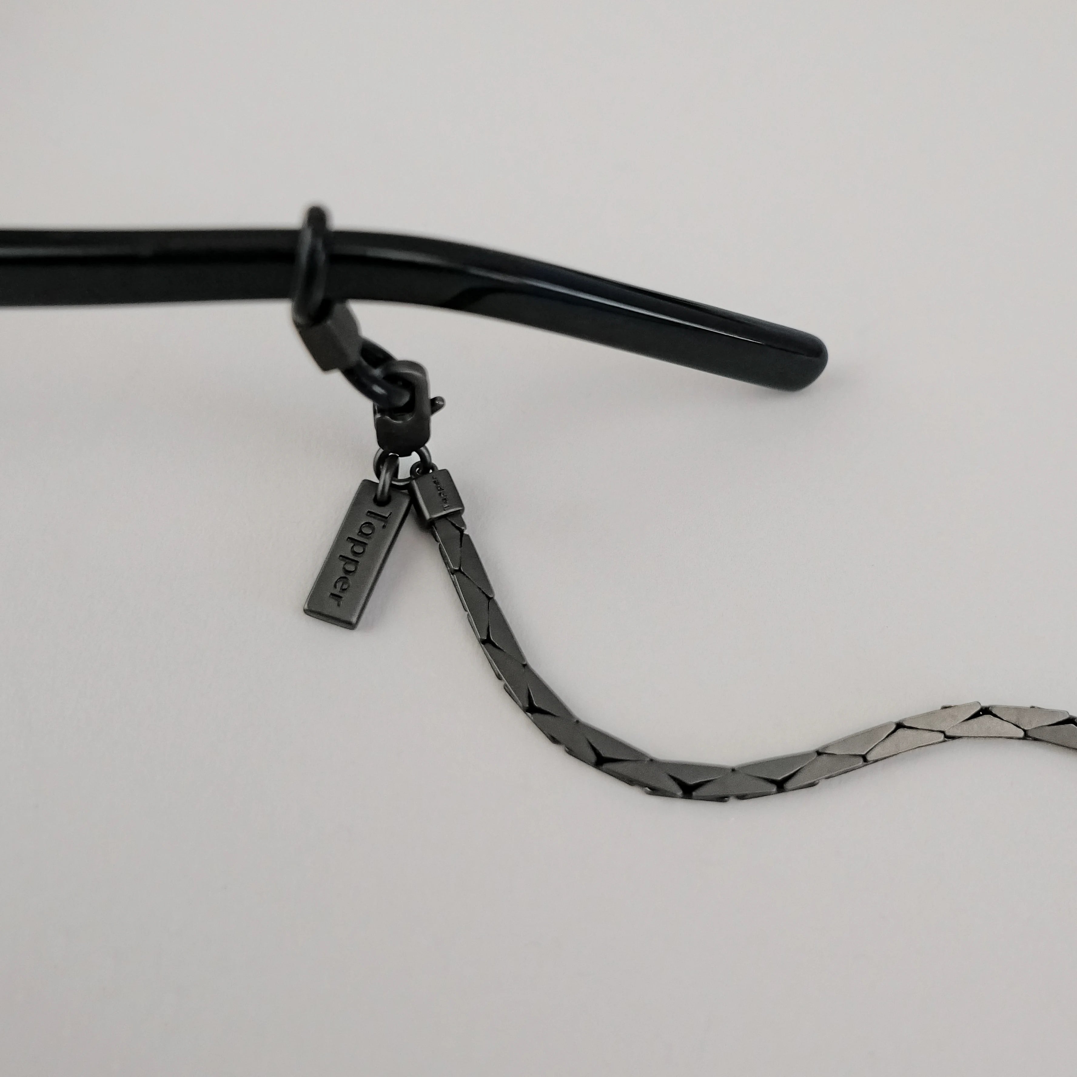 Hematite Black Plated Glasses Chain by Tapper – Keep your eyewear secure and stylish with this elegant eyewear accessory. Designed in Sweden, this versatile chain fits eyeglasses and sunglasses, doubling as a necklace, bracelet, or body jewelry.
