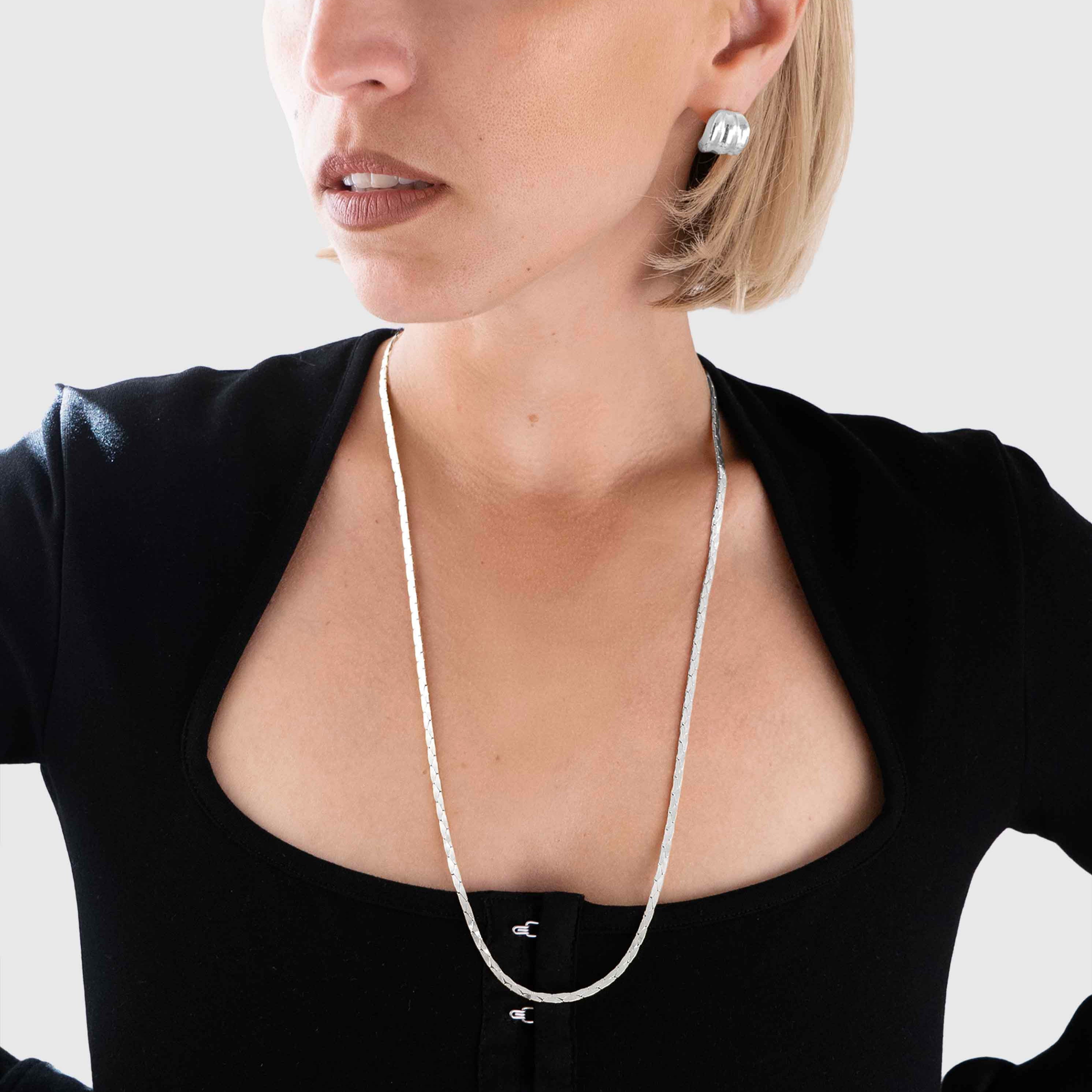 Protect, elevate and keep track of your eyewear with this 925 Silver plated eyewear, eyeglasses and sunglasses chain from Tapper, ensuring elegant and convenient safekeeping around your neck. When not in use as an eyewear chain, detach the silicone holders from the lobster clasps and use it as a necklace, bracelet or pair it with another set of chains as body jewelry / jewellery. Designed in Sweden.
