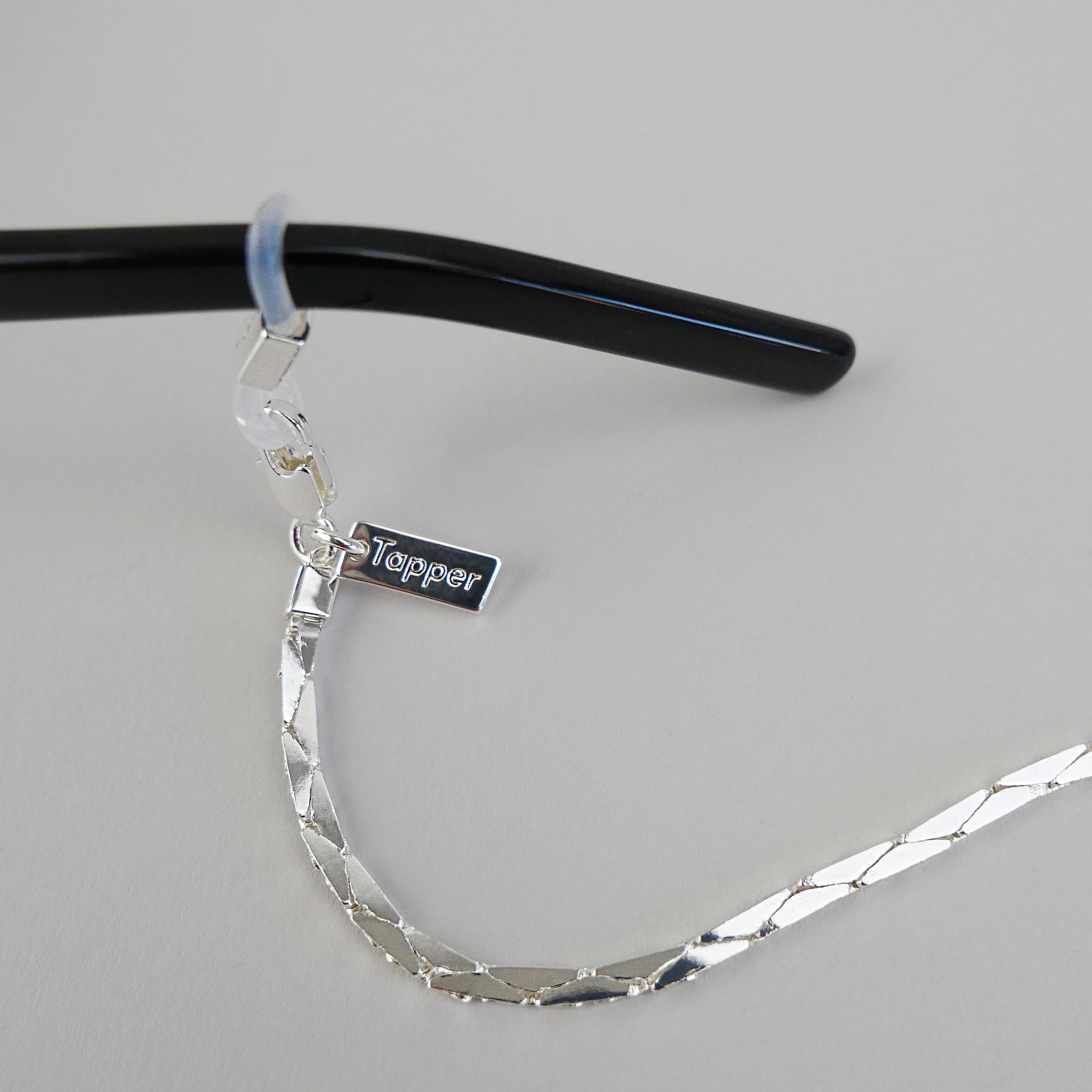 925 Silver Plated Glasses Chain by Tapper – Keep your eyewear secure and stylish with this elegant eyewear accessory. Designed in Sweden, this versatile chain fits eyeglasses and sunglasses, doubling as a necklace, bracelet, or body jewelry.