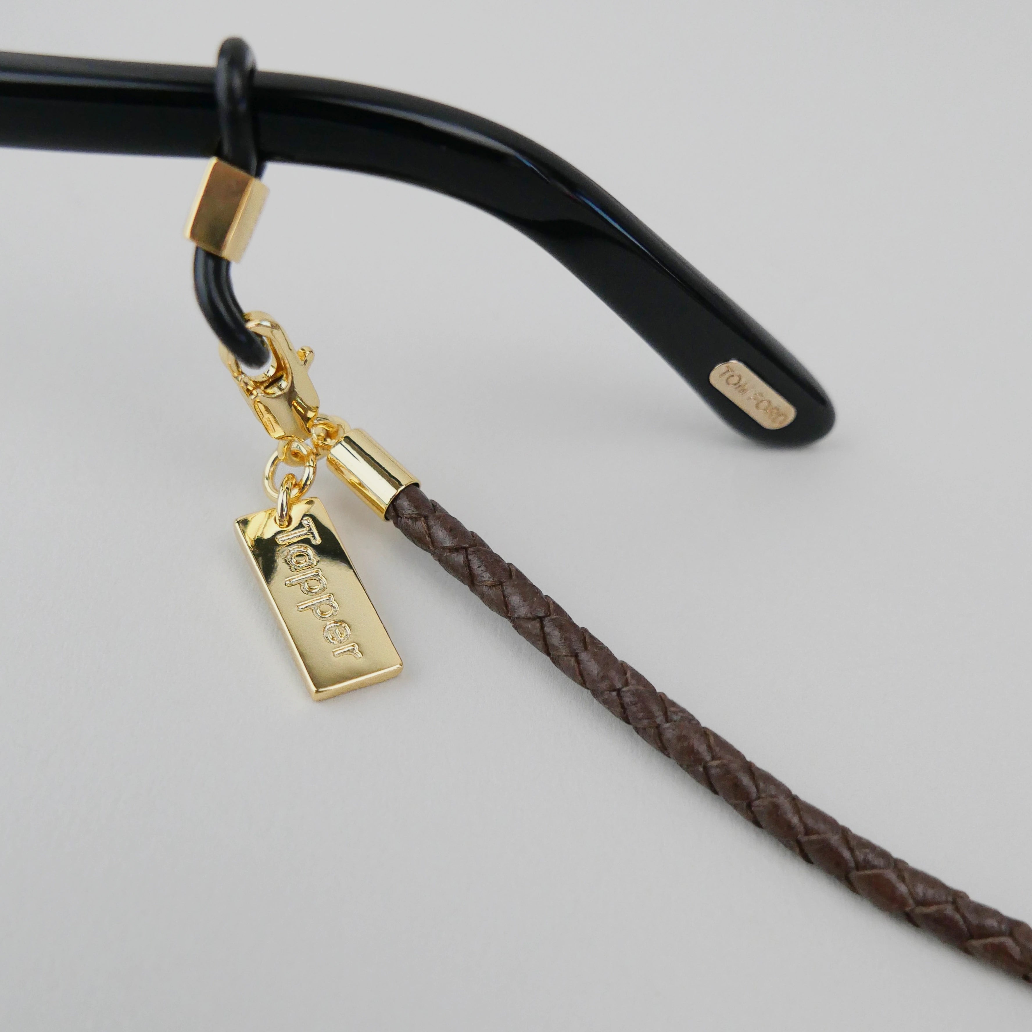 Luxury Lamb Leather & 18K Gold Eye Glasses Strap – Keep your sunglasses or eyeglasses secure in style with this finely crafted leather strap. Designed in Sweden for elegance and versatility.