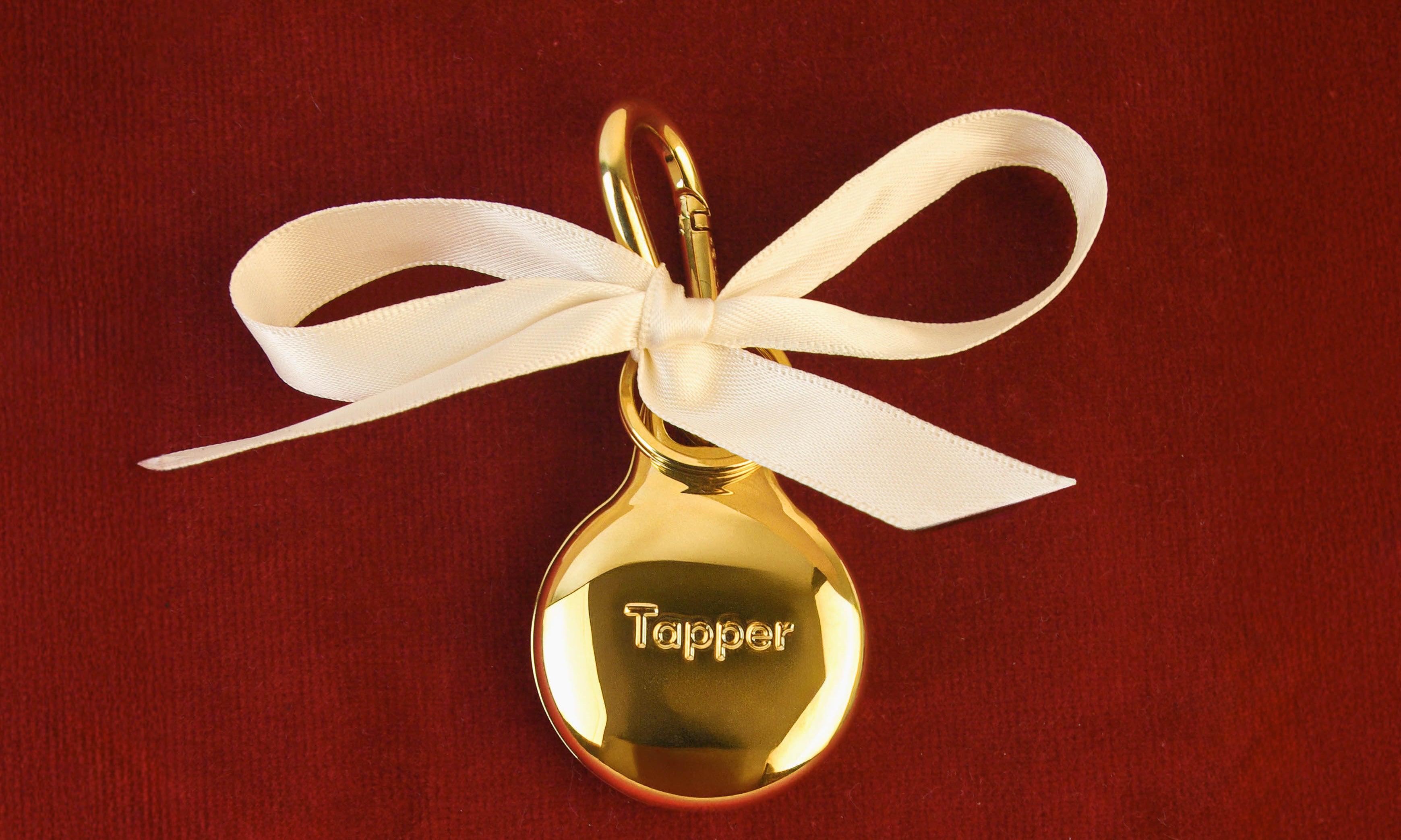18K Gold Plated AirTag Holder & Case – Luxurious and Secure – A refined metal carabiner case designed to elegantly secure your AirTag to keys, bags, luggage, and more. Crafted by Tapper in Sweden.
