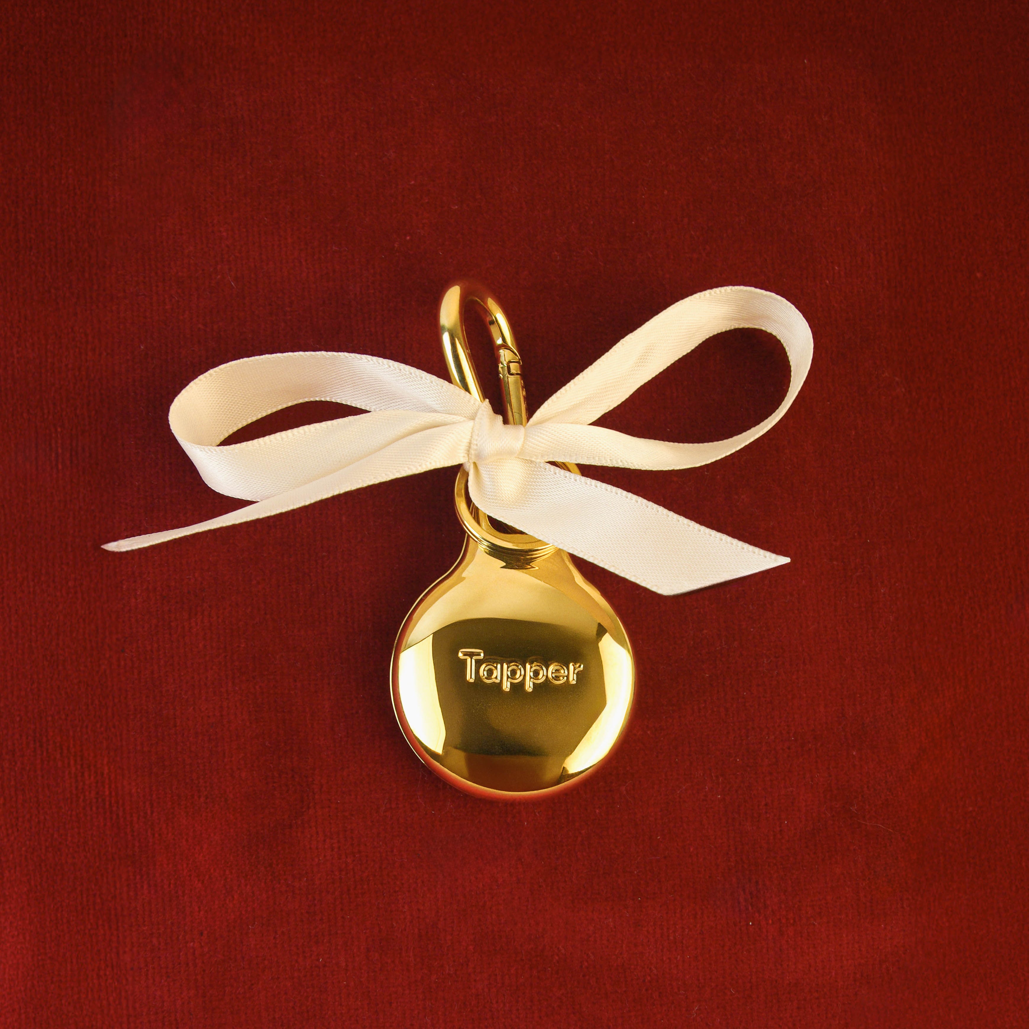 18K Gold Plated AirTag Holder & Case – Luxurious and Secure – A refined metal carabiner case designed to elegantly secure your AirTag to keys, bags, luggage, and more. Crafted by Tapper in Sweden.