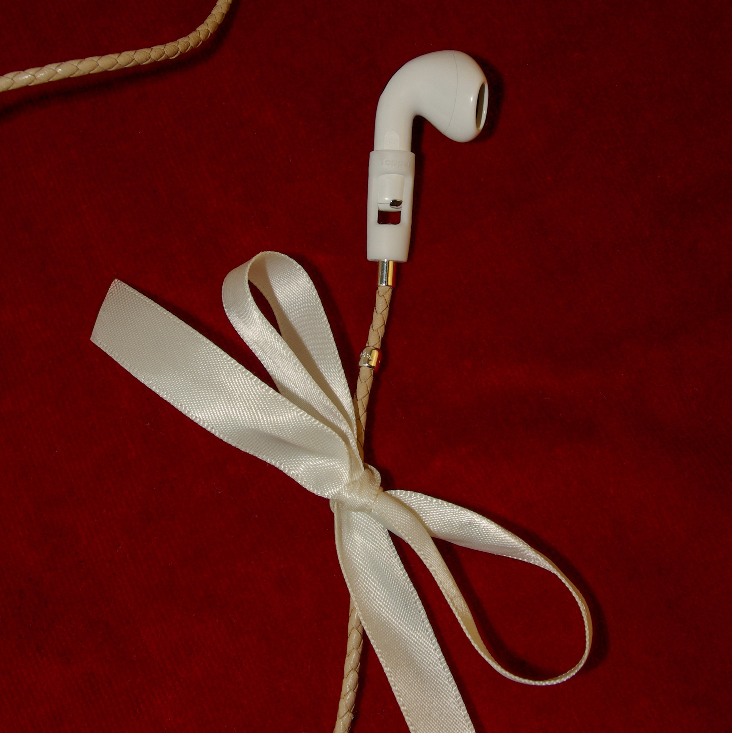 Tapper Lamb Leather AirPods Carrying Strap for All AirPods & AirPods Pro with magnetic lock, secure fit & luxurious hands-free design.