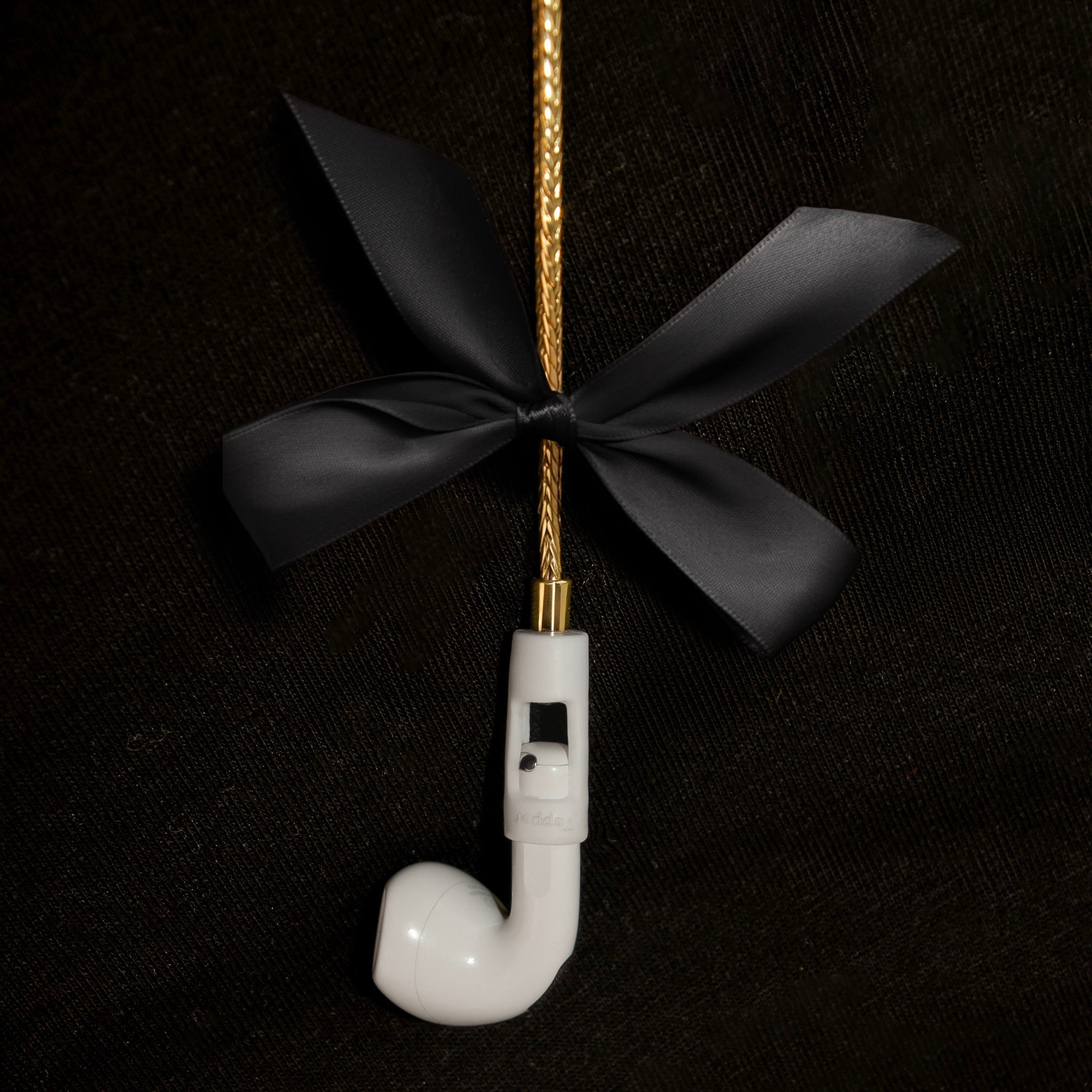 Tapper's real 18K gold plated original tech jewelry foxtail chain protects your AirPods. The luxurious, elevated and accessible necklace plated in precious metals steps up your AirPod jewellery game. Worried about losing your AirPods? Magnetic lock for convenient and hassle-free safekeeping around the neck. The next must-have AirPods accessory crafted for ultimate luxury. Compatible with all generations of Apple AirPods and AirPods Pro. Designed in Sweden by Tapper. Free Express Shipping at gettapper.com