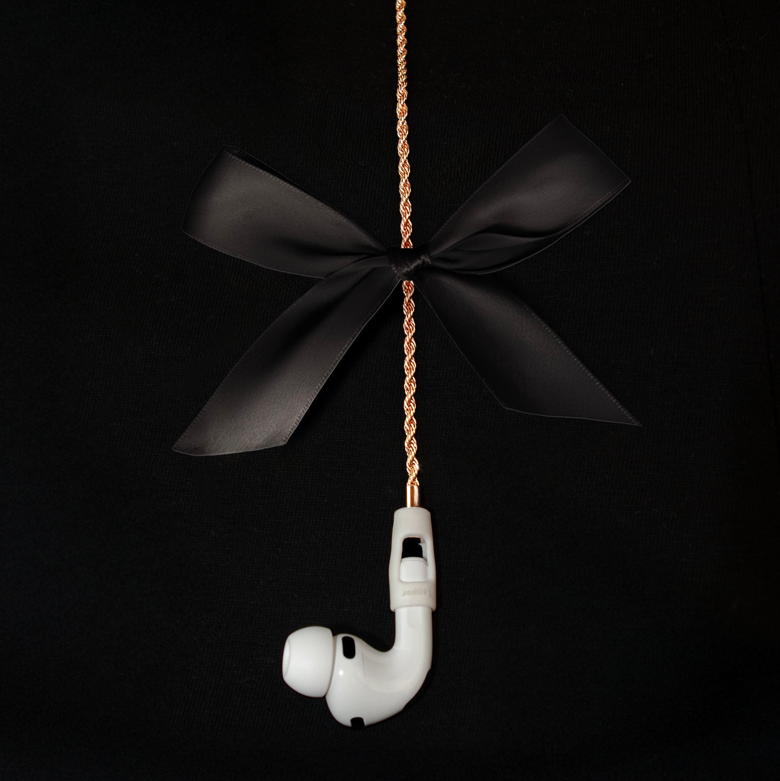Tapper's real 18K rose gold plated original rope chain jewelry necklace protects your Apple AirPods & AirPods Pro. The luxurious, elevated & accessible rope chain jewellery plated in precious metals snaps the AirPods around your neck. Lost your AirPods? Magnetic lock for convenient and hassle-free safekeeping around your neck. The next must-have & affordable AirPods accessory crafted for ultimate luxury. Compatible with AirPods & AirPods Pro. Designed in Sweden by Tapper. Free Shipping at gettapper.com
