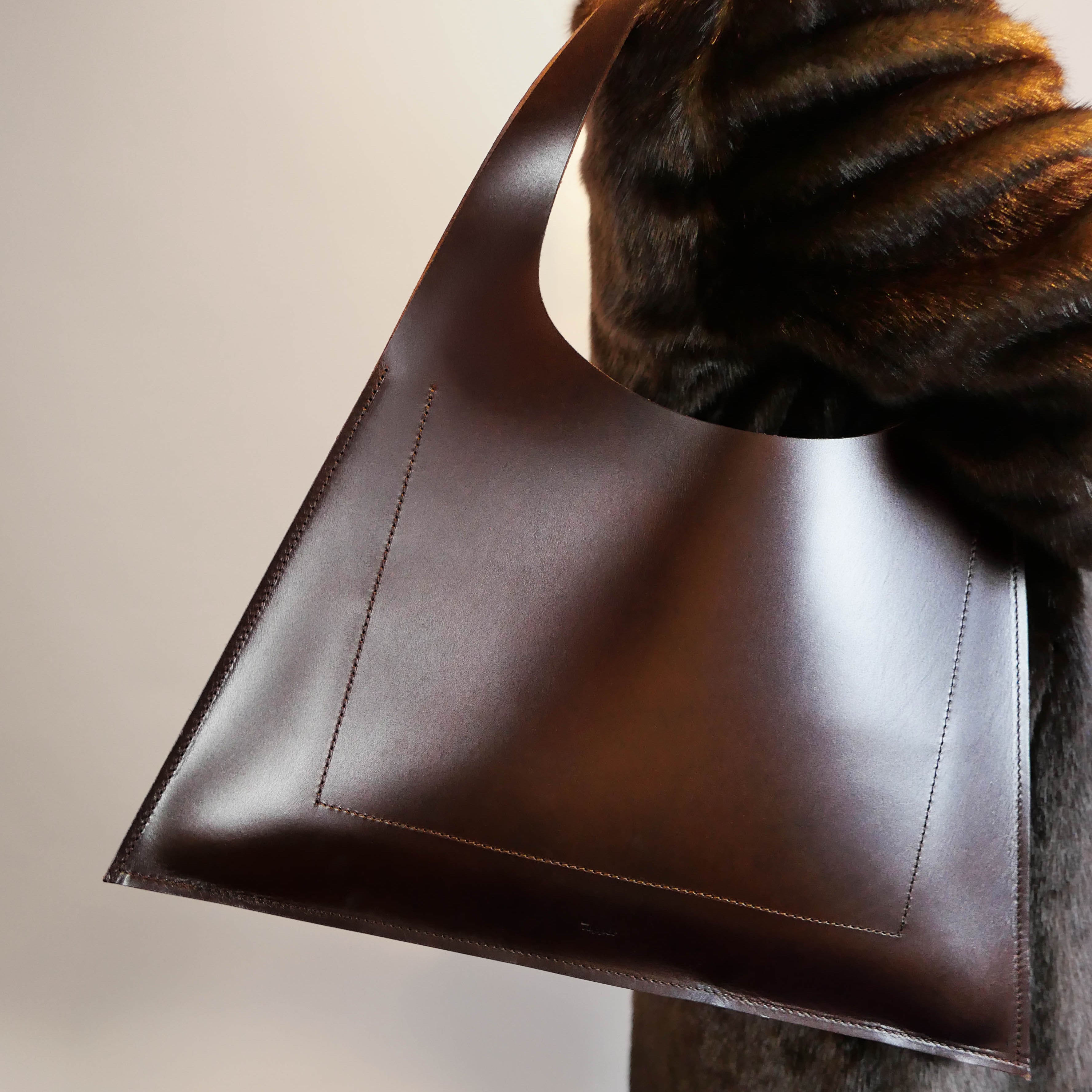 Minimalist leather tote bag handmade in Sweden, premium handbag designed for modern work and travel needs.
