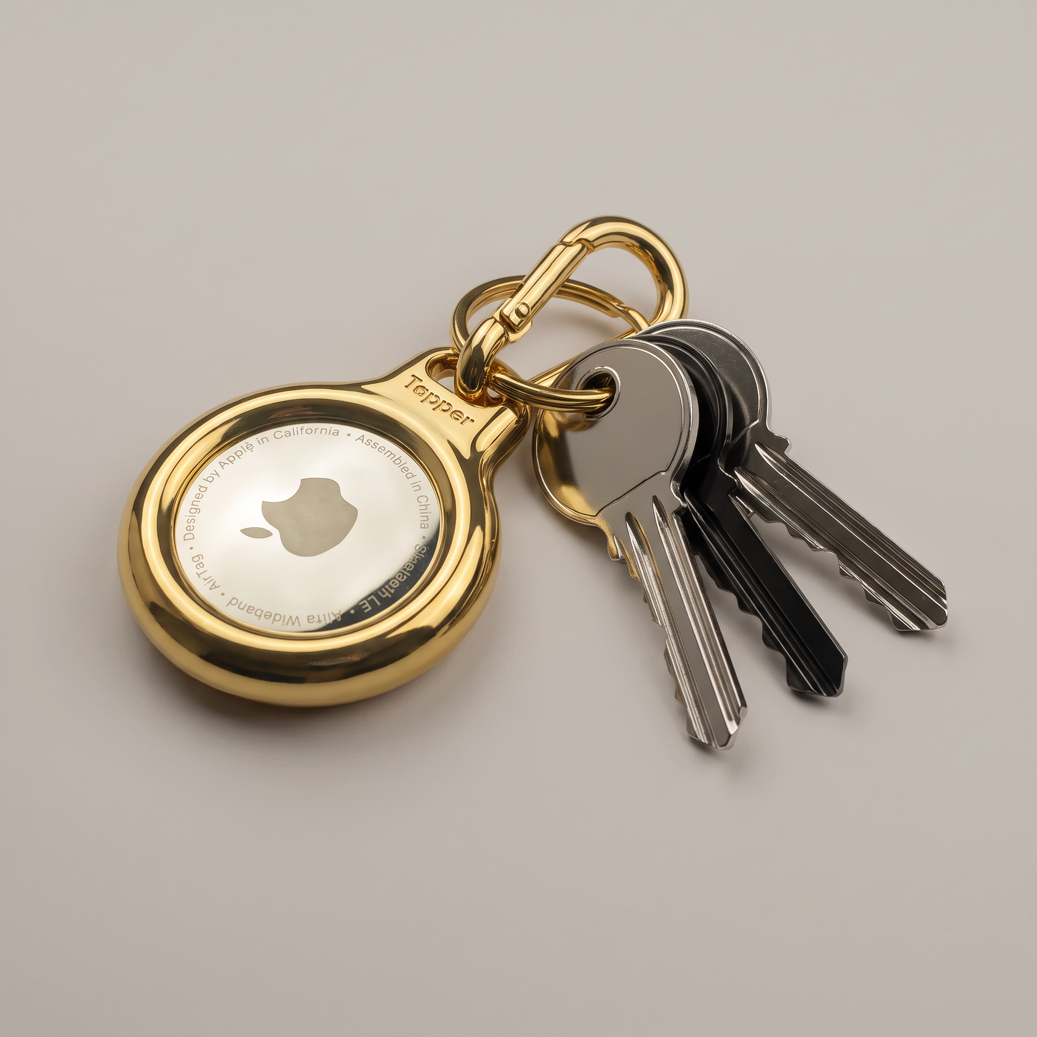 18K Gold Plated AirTag Holder & Case – Luxurious and Secure – A refined metal carabiner case designed to elegantly secure your AirTag to keys, bags, luggage, and more. Crafted by Tapper in Sweden.