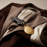 18K Gold Plated AirTag Holder & Case – Luxurious and Secure – A refined metal carabiner case designed to elegantly secure your AirTag to keys, bags, luggage, and more. Crafted by Tapper in Sweden.
