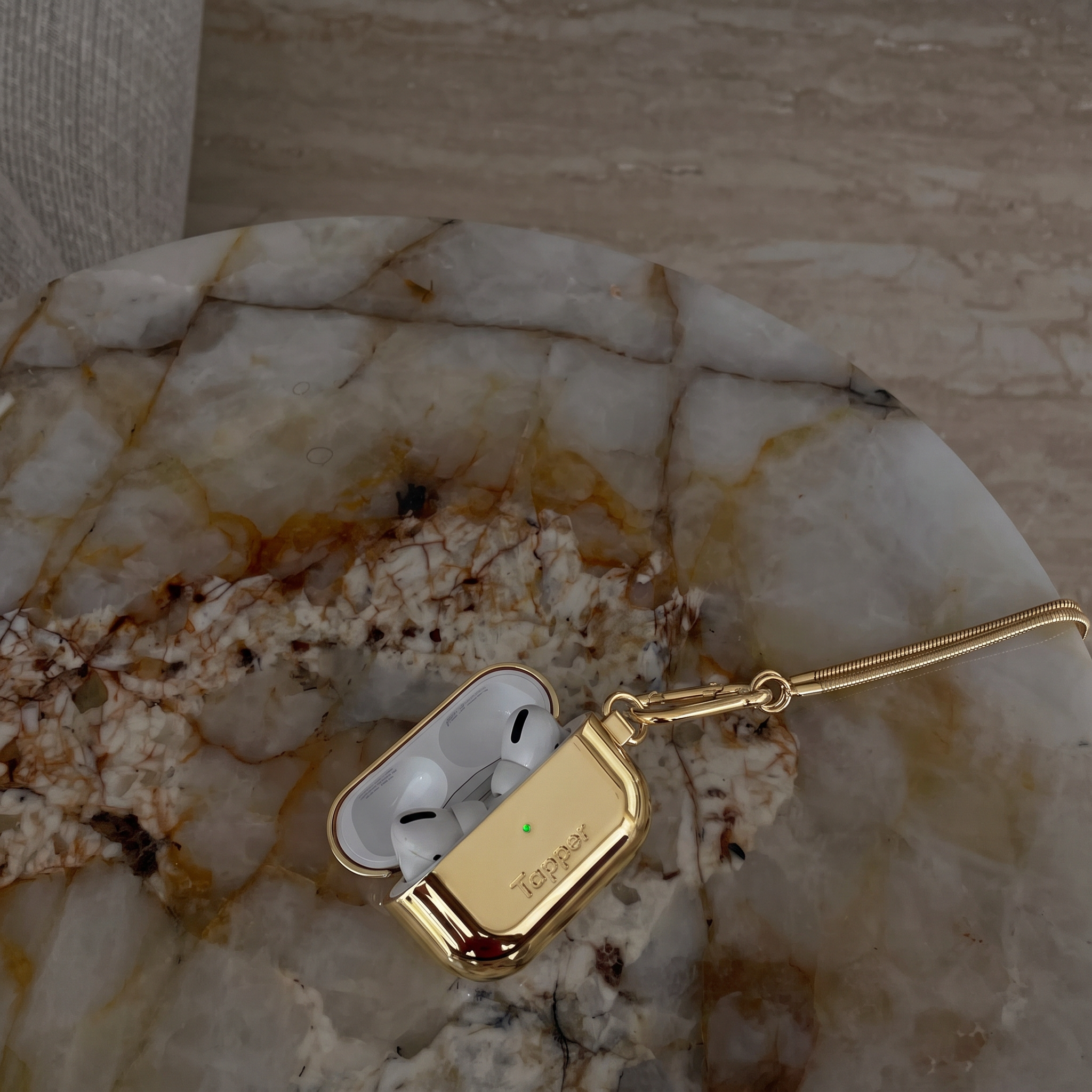 18k gold plated carabiner case for AirPods Pro generation 1 and 2. A refined metal case plated in precious 18k gold. Use it as a bag charm and hang it on your handbag or purse. Designed in Sweden