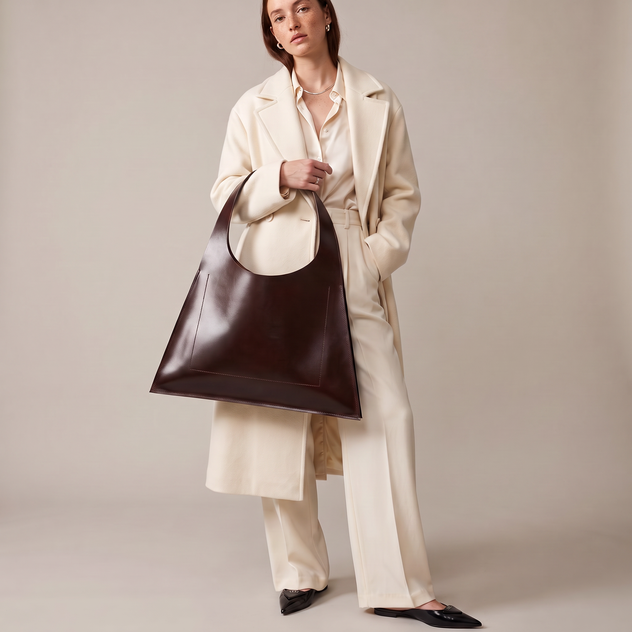 Minimalist leather tote bag handmade in Sweden, premium handbag designed for modern work and travel needs.