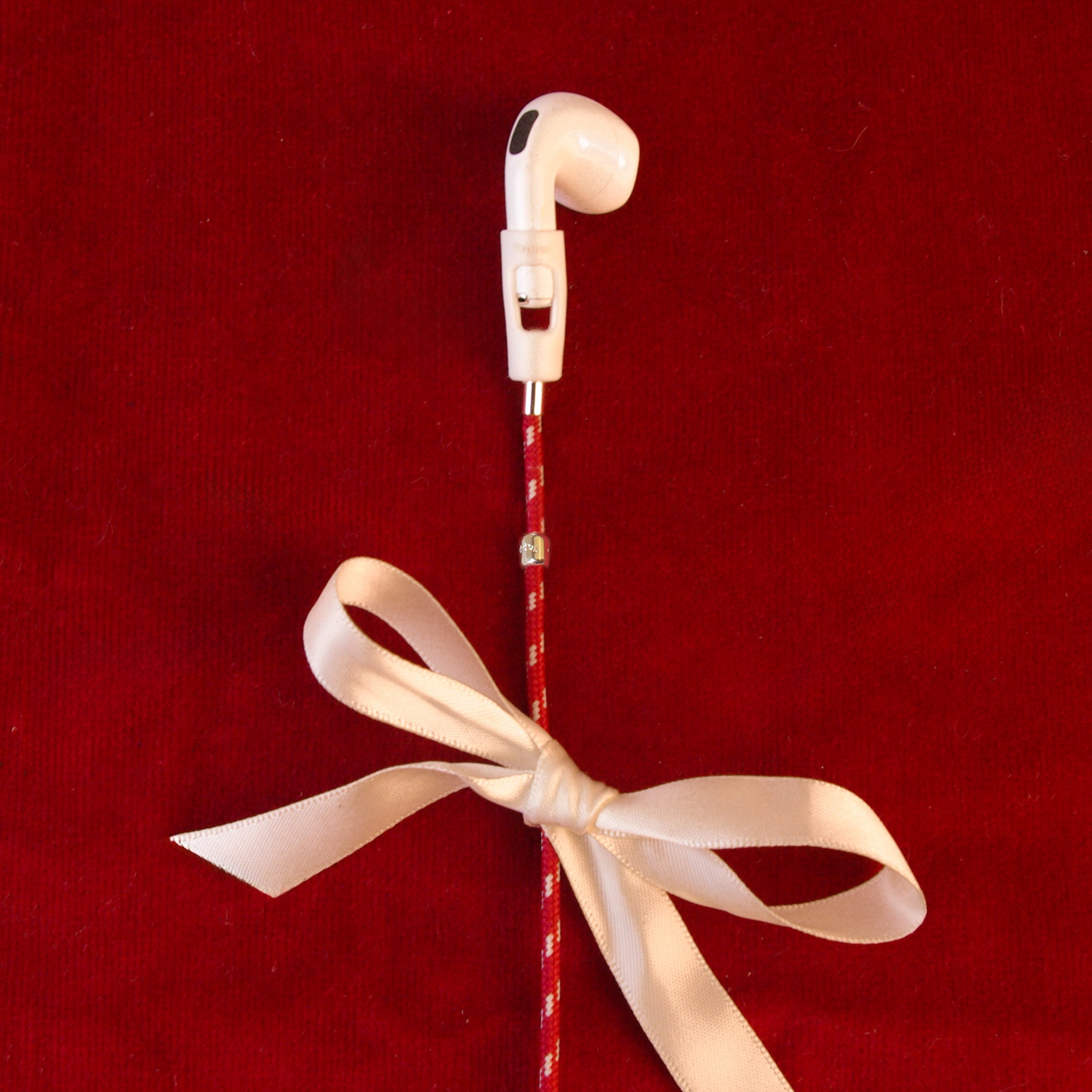 Never lose or misplace your AirPods again. Let the lightweight and durable Tapper Nylon AirPods Strap Necklace keep track of your AirPods and AirPods Pro by eliminating the need to hold them in your hands, drop them into your pockets, or risk losing them if they fall out of your ears. Comes with a built-in magnetic lock that snaps the AirPods around your neck, forming a sleek necklace and making them easily accessible. AirPods Strap compatible with Apple AirPods & AirPod Pro (1st, 2nd, 3rd, 4th generation)