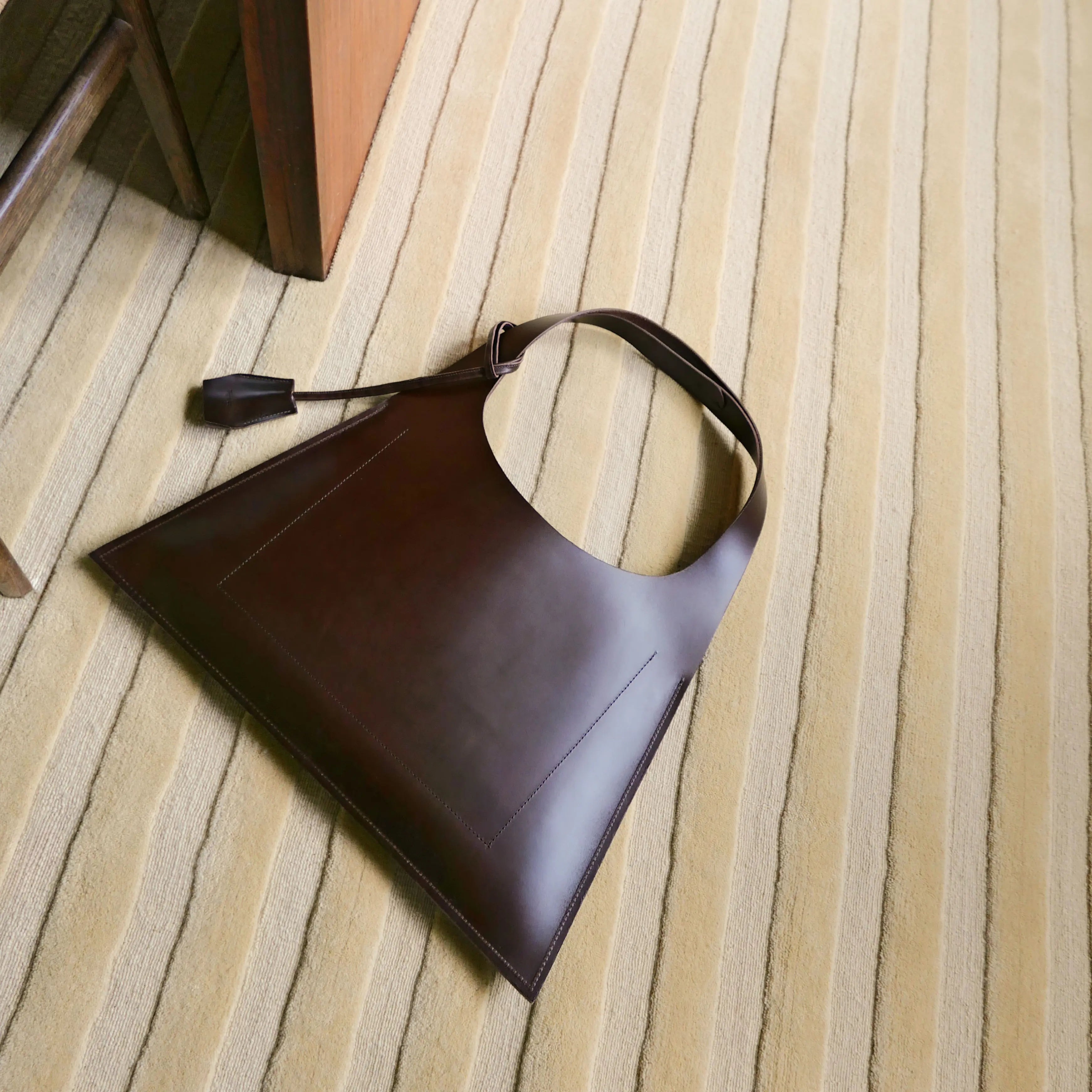 Large leather tote bag with spacious interior, designed as an everyday leather laptop bag for professionals.