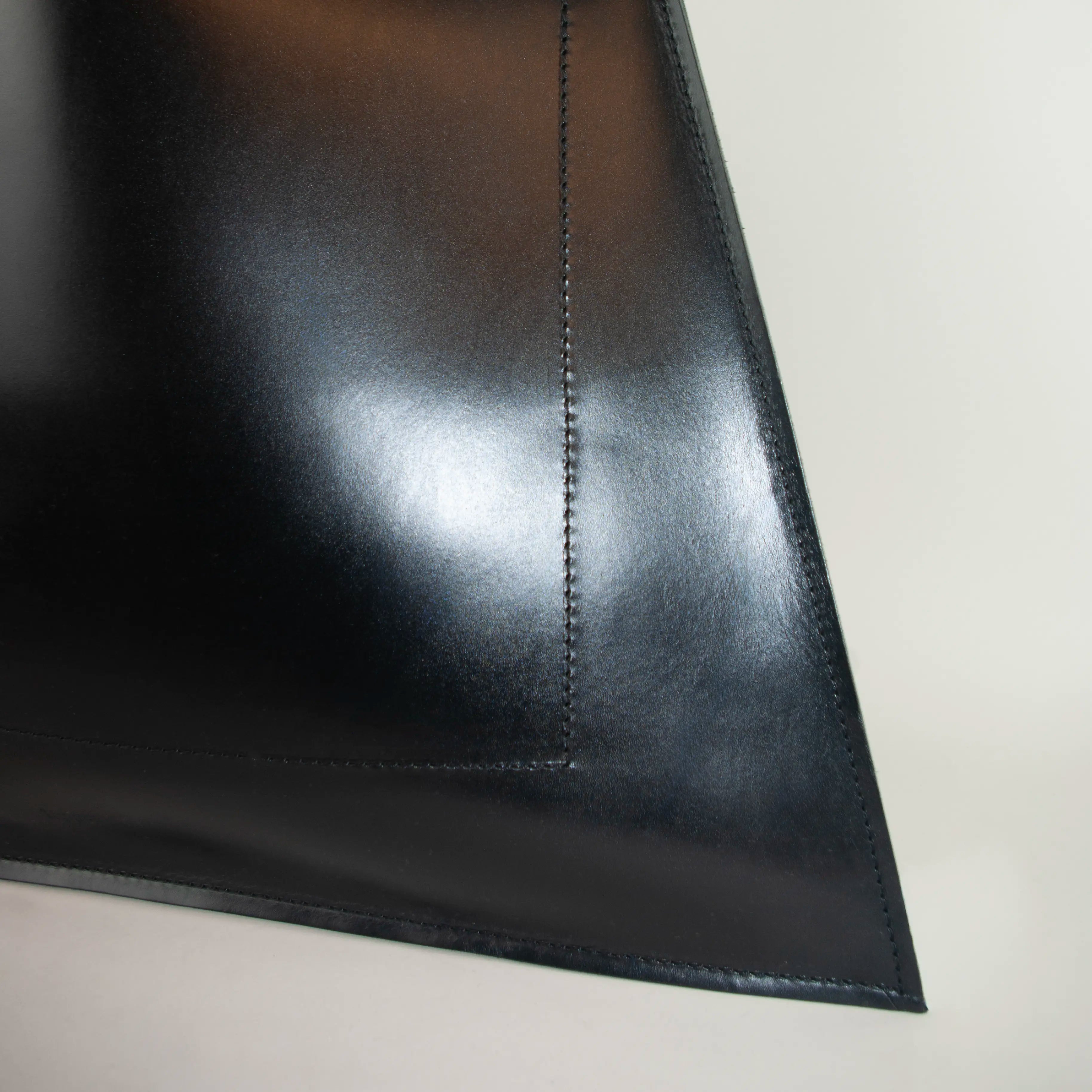 Minimalist leather tote bag handmade in Sweden, premium handbag designed for modern work and travel needs.