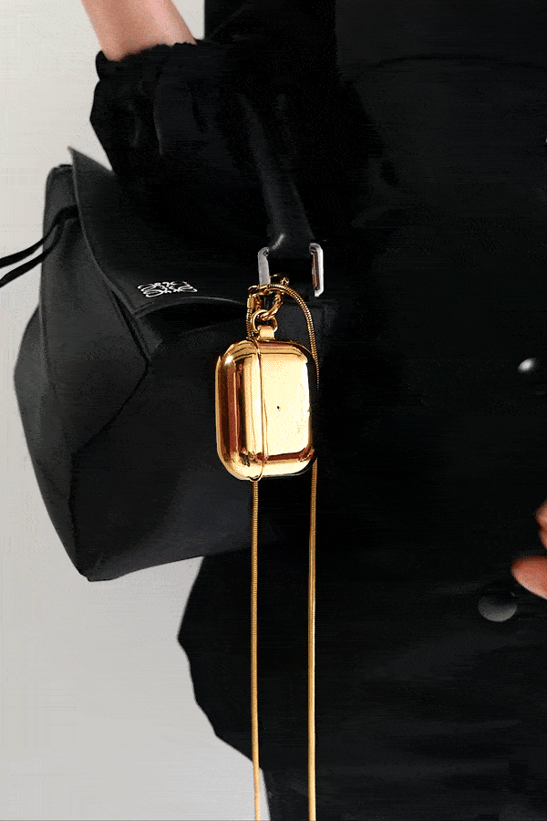 Tapper's real 18K gold plated original metal neck case jewelry protects your Apple AirPods Pro. Luxurious, elevated & accessible AirPods Pro jewellery plated in precious metals. Worried about losing your AirPods Pro? Detachable snake chain and carabiner for convenient and hassle-free safekeeping on your purse. The next must-have AirPods Pro accessory crafted for ultimate luxury. Compatible with AirPods Pro. Designed in Sweden by Tapper. Free Express Shipping at gettapper.com