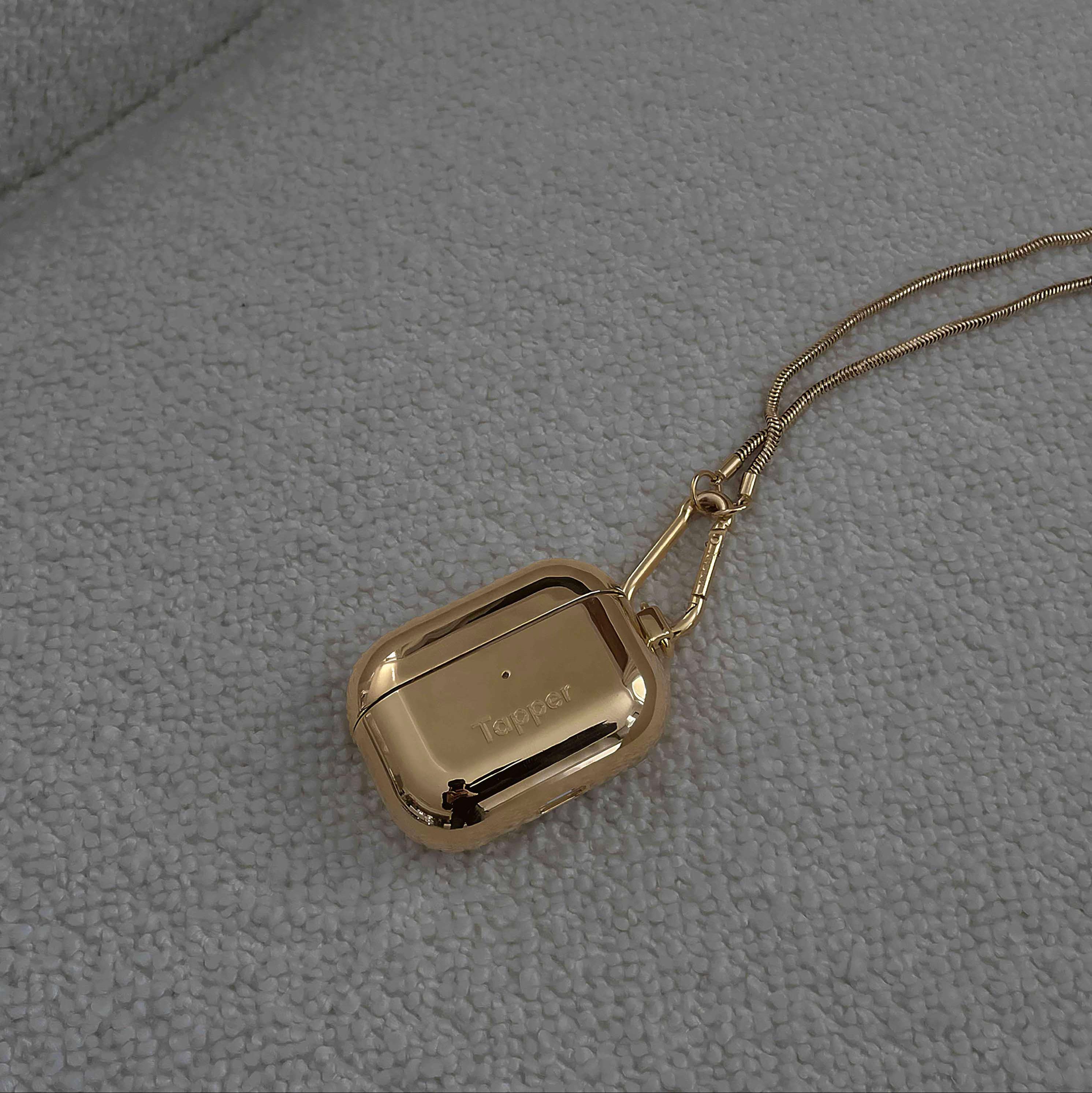 Tapper's real 18K gold plated original metal neck case jewelry protects your Apple AirPods Pro. Luxurious, elevated & accessible AirPods Pro jewellery plated in precious metals. Worried about losing your AirPods Pro? Detachable snake chain and carabiner for convenient and hassle-free safekeeping around your neck. The next must-have AirPods Pro accessory crafted for ultimate luxury. Compatible with AirPods Pro. Designed in Sweden by Tapper. Free Express Shipping at gettapper.com