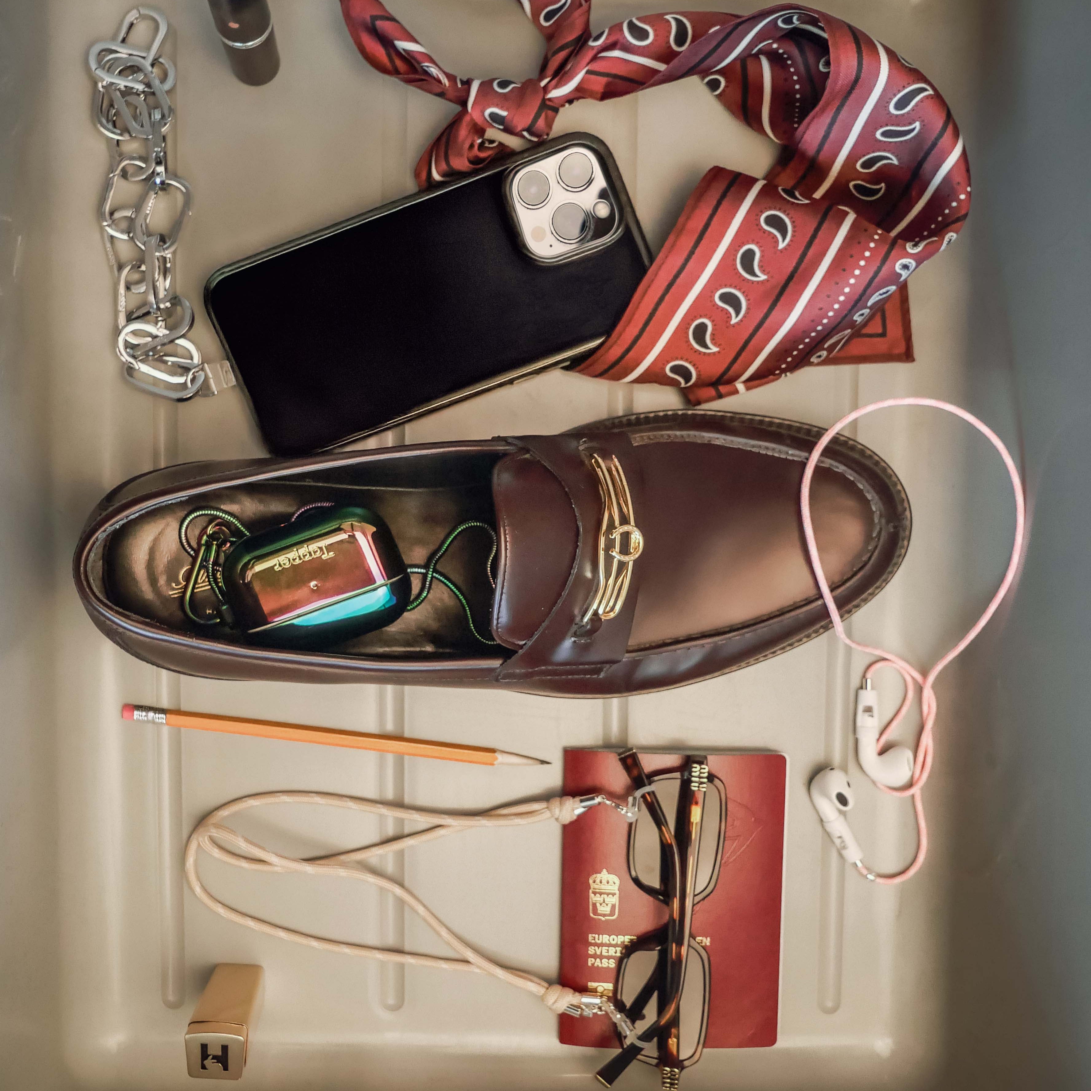 Adjustable Eye Glasses Strap with 925 Silver Detailing – A stylish and functional accessory to keep your eyeglasses or sunglasses secure. Designed in Sweden for elegance and versatility.