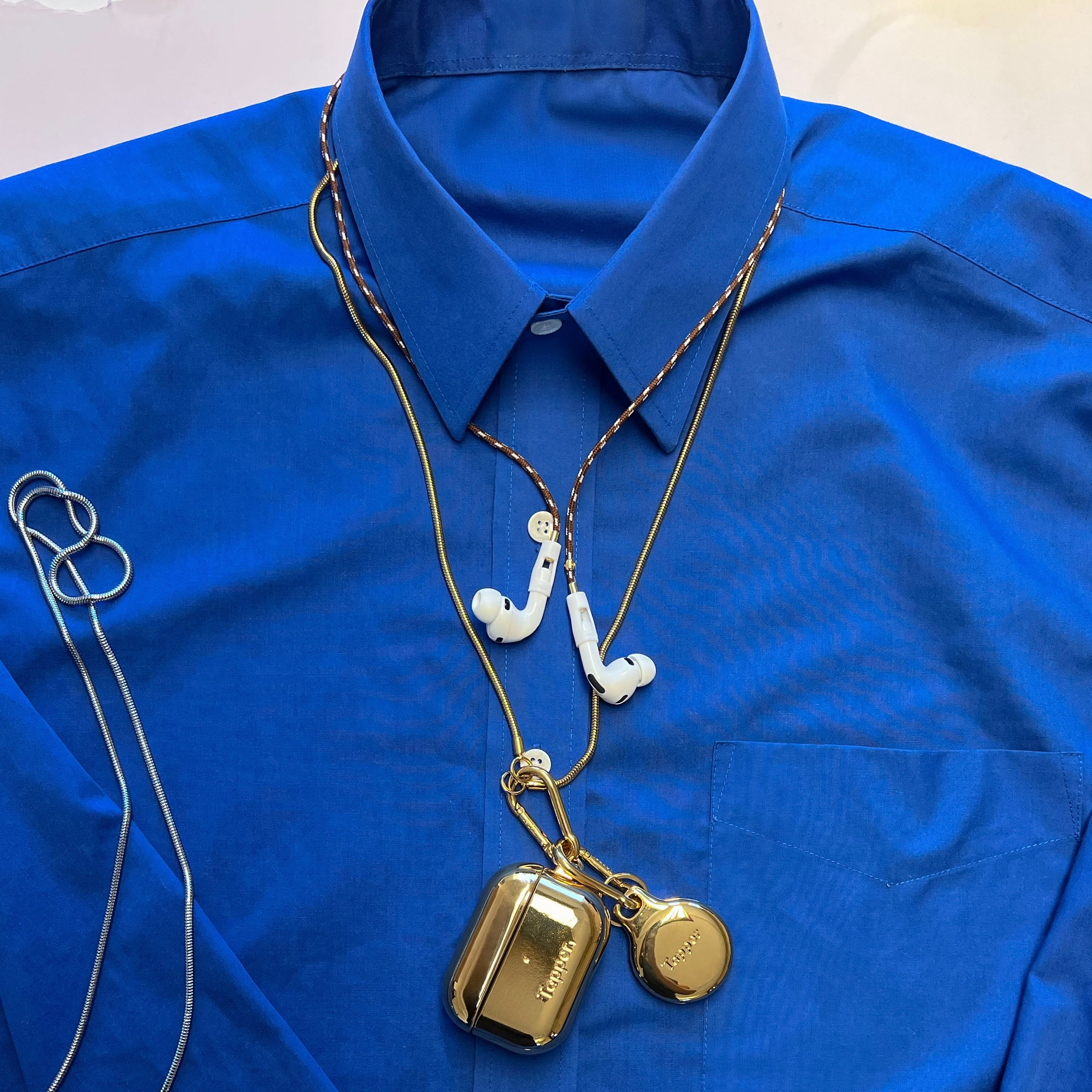 18K Gold Plated AirTag Holder & Case – Luxurious and Secure – A refined metal carabiner case designed to elegantly secure your AirTag to car keys, bags, luggage, and more. Crafted by Tapper in Sweden.