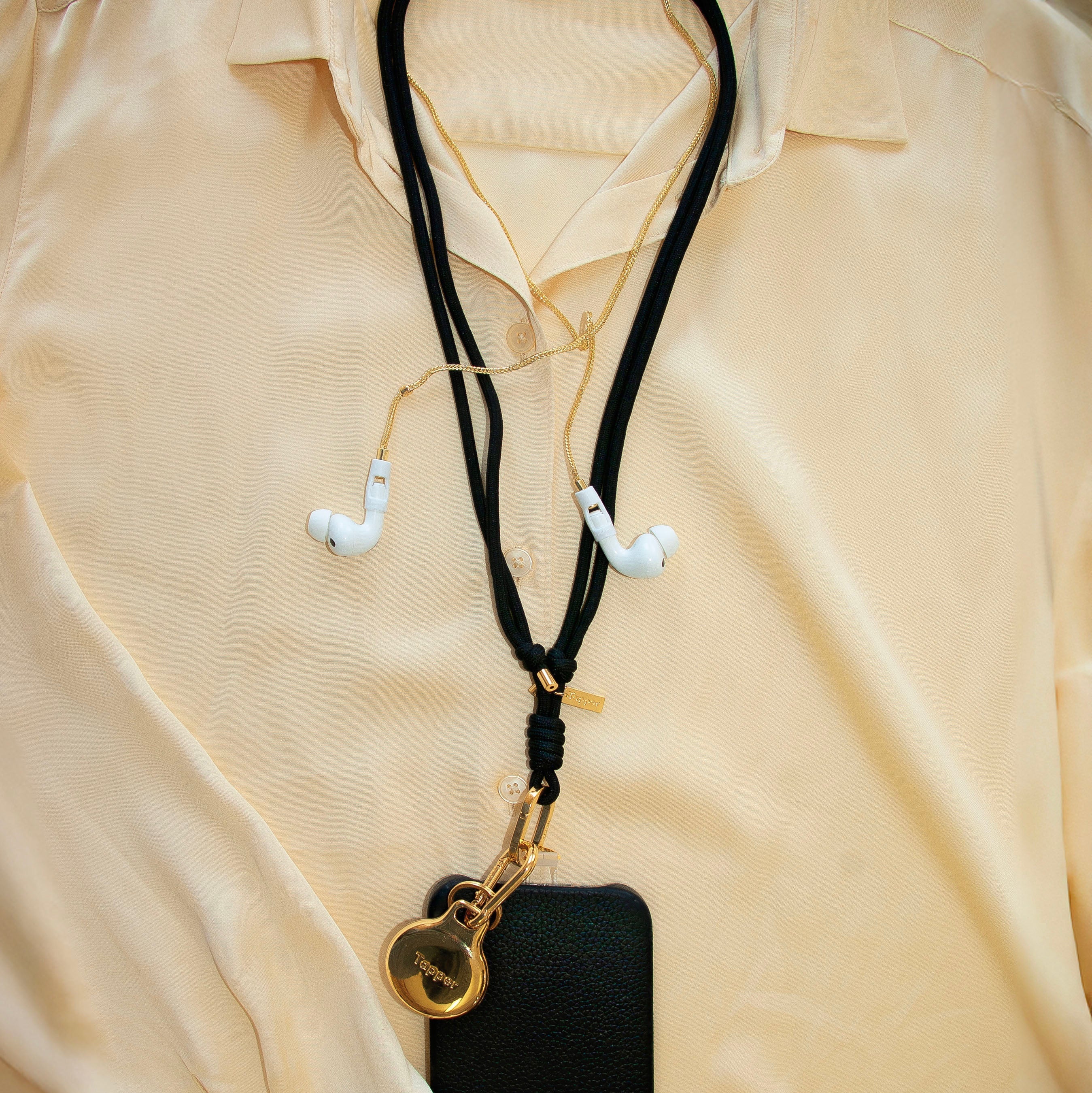 18K Gold Plated AirTag Holder & Case – Luxurious and Secure – A refined metal carabiner case designed to elegantly secure your AirTag to car keys, bags, luggage, and more. Crafted by Tapper in Sweden.