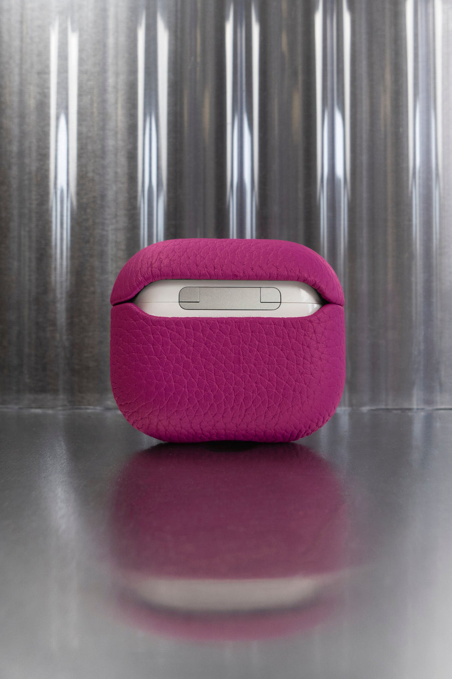 Tapper's luxurious hot pink genuine cow leather AirPods case protects and elevates the look of your AirPods. The luxurious, protective case for AirPods with a metal logo plate colored in silver steps up your AirPods game. The next must-have high end protective Apple AirPods accessory in bright pink real leather with metal details. Compatible with AirPods (3rd generation). Designed in Sweden by Tapper. Free Express Shipping at gettapper.com