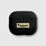 Tapper's luxurious black genuine lamb leather AirPods case protects and elevates the look of your AirPods. The luxurious, protective case for AirPods with a metal logo plate in real 18k gold plating steps up your AirPods game. The next must-have high end protective Apple AirPods accessory in real leather and precious metals. Compatible with AirPods (3rd generation). Designed in Sweden by Tapper. Free Express Shipping at gettapper.com