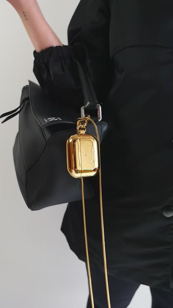 Tapper 18K Gold Plated Metal Neck Case for AirPods Pro generation 1 and 2. A luxe multifunctional case to match with you jewelry. Designed in Sweden 