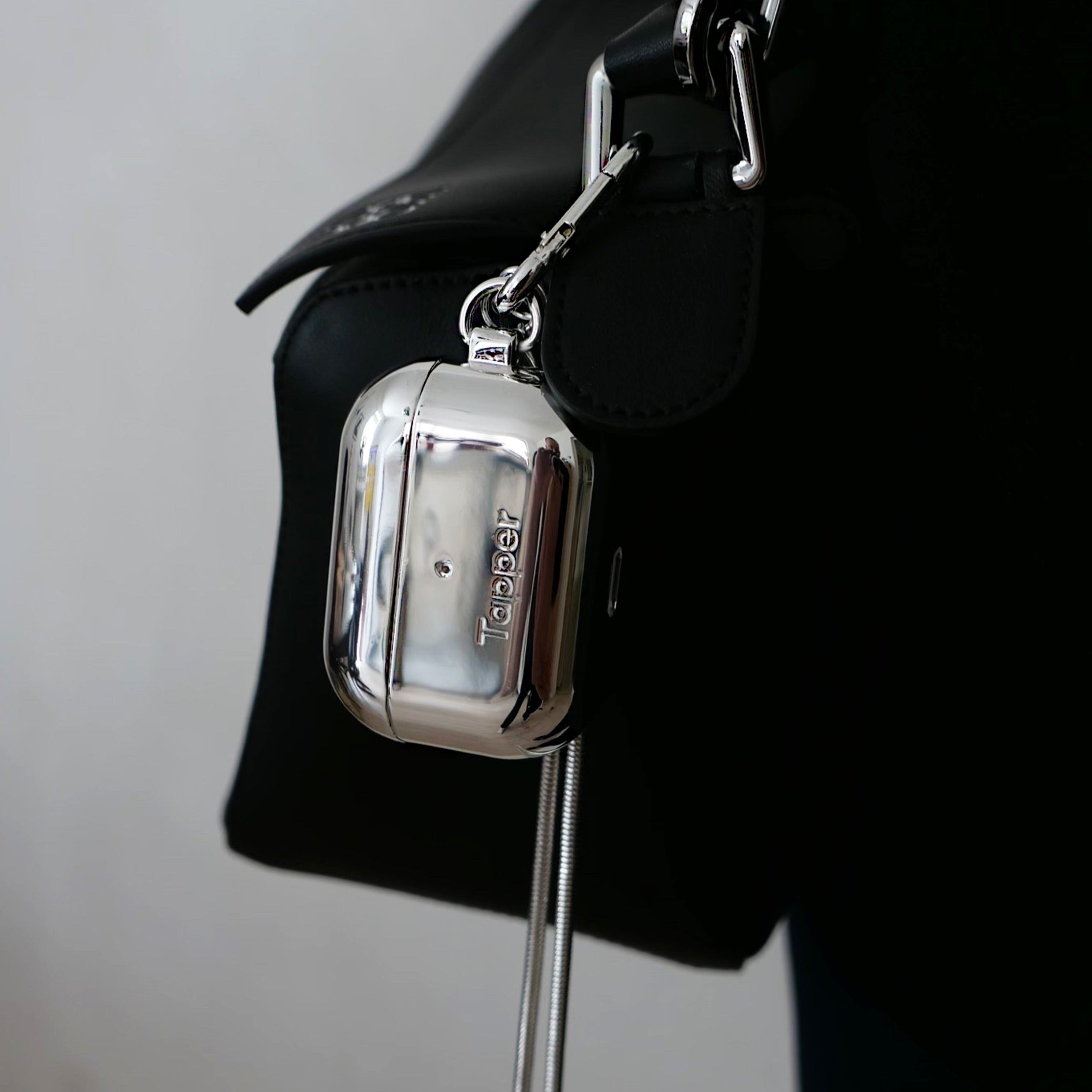 Tapper's real 925 silver plated original metal neck case tech jewelry protects and keeps your Apple AirPods Pro close at hand. The luxurious, elevated and accessible neck case plated in precious metals steps up your AirPods Pro jewellery game. Worried about losing your AirPods? Detachable snake chain and carabiner for convenient and hassle-free safekeeping around your neck. The next must-have accessory crafted for ultimate luxury. Compatible with AirPods Pro. Designed in Sweden. Free Express Shipping.